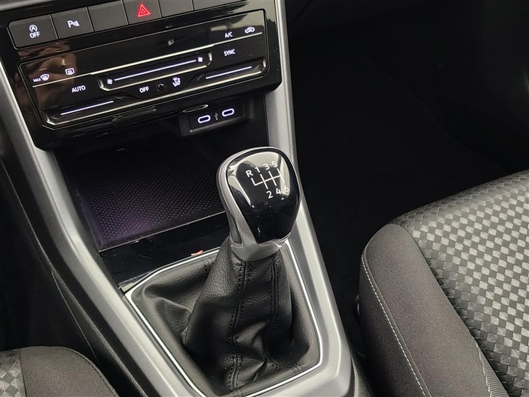 VW T-Cross 1.0 TSI Active NAVI/JA/PDC (2022) - Photo 12