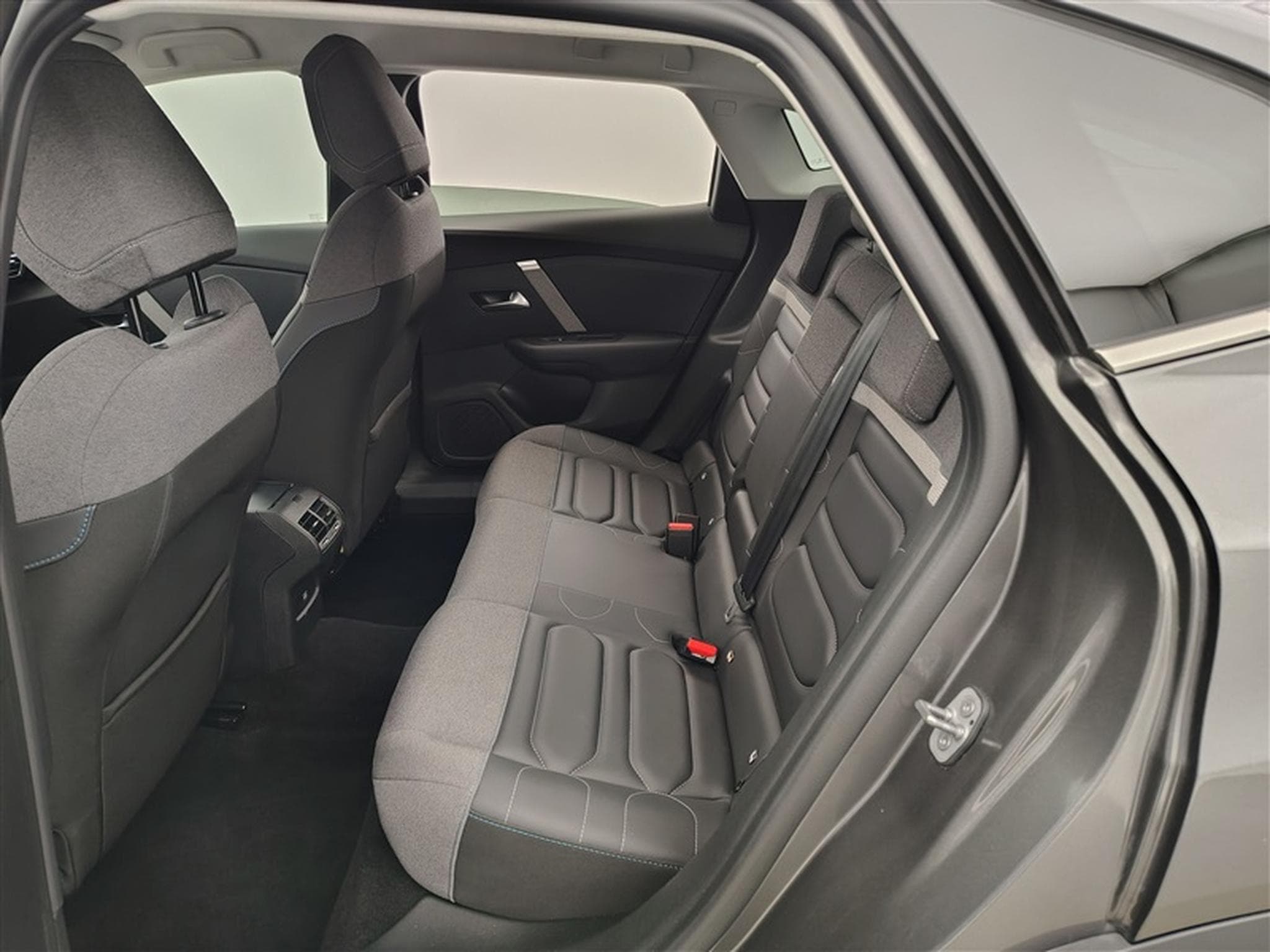 Citroen C4 X 1.2 PureTech 130cv EAT8 Shine NAVI / CARPLAY / CAMERA (2023) - Photo 13