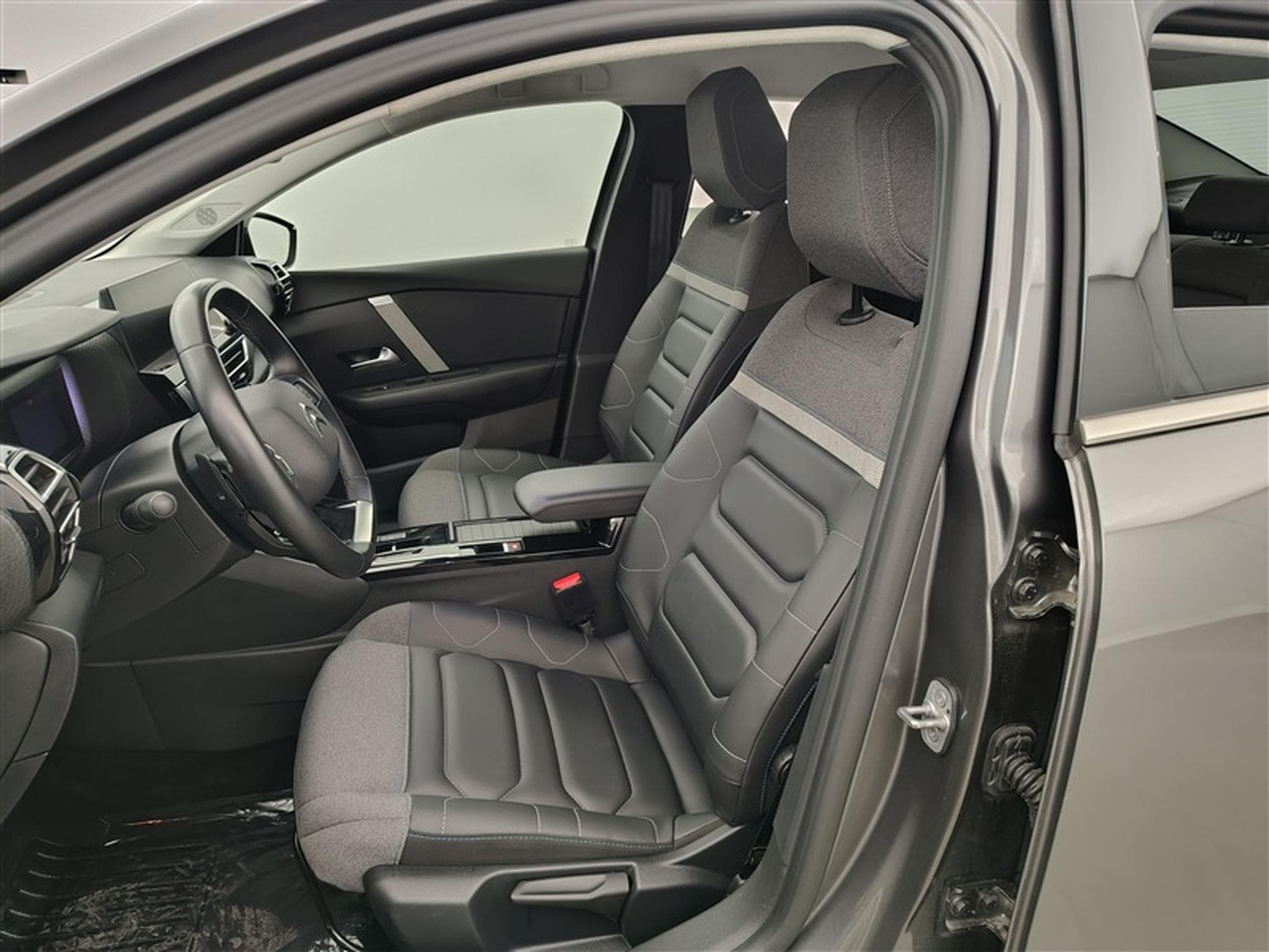 Citroen C4 X 1.2 PureTech 130cv EAT8 Shine NAVI / CARPLAY / CAMERA (2023) - Photo 7