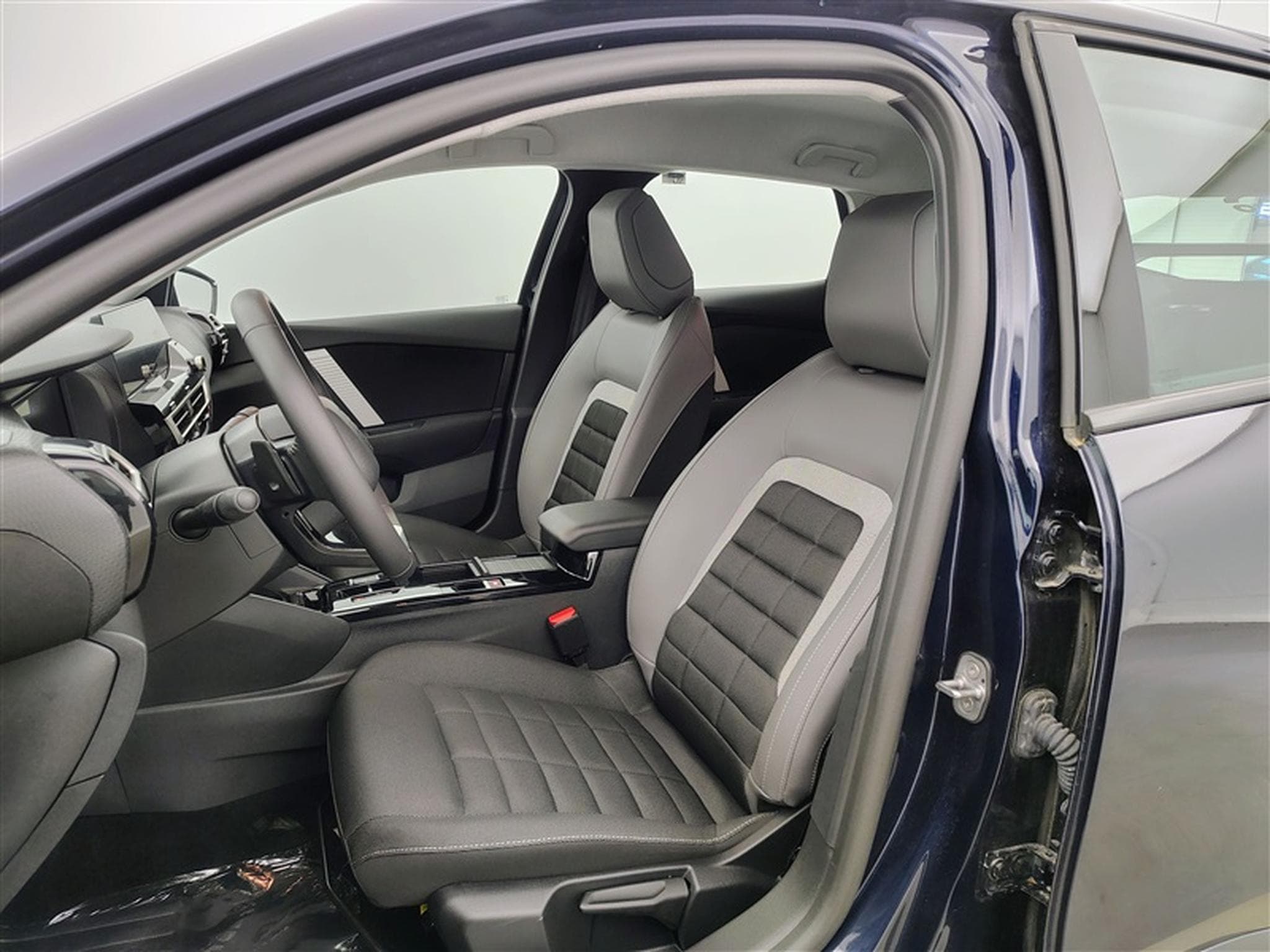 Citroen C4 1.2 PureTech 130cv EAT8 Plus NAVI / CARPLAY (2025) - Photo 7