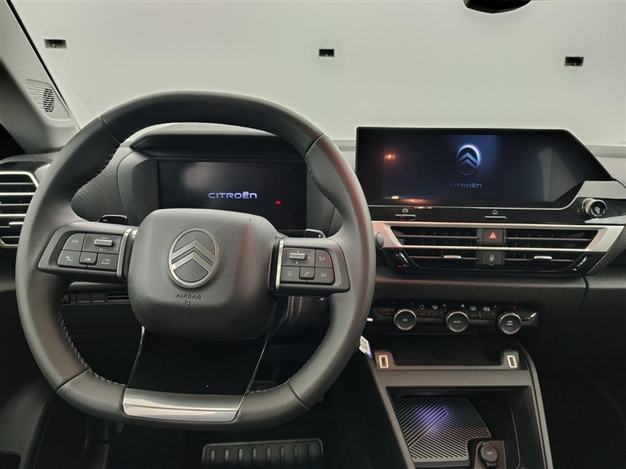 Citroen C4 1.2 PureTech 130cv EAT8 Plus NAVI / CARPLAY (2025) - Photo 9