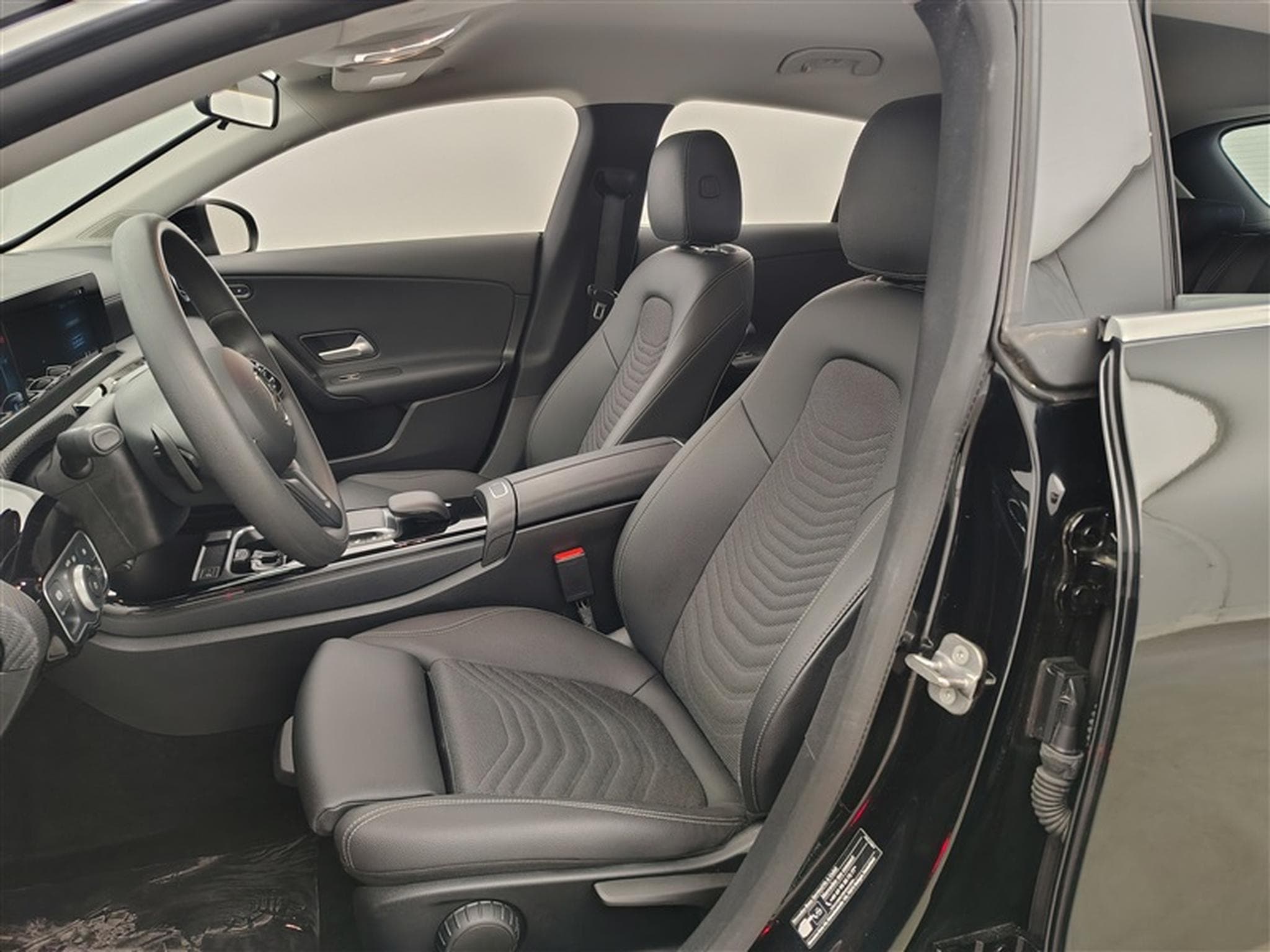 Mercedes CLA 180 Shooting Break AT7 NAVI / S-CUIR / PDC AV-AR (2023) - Photo 7