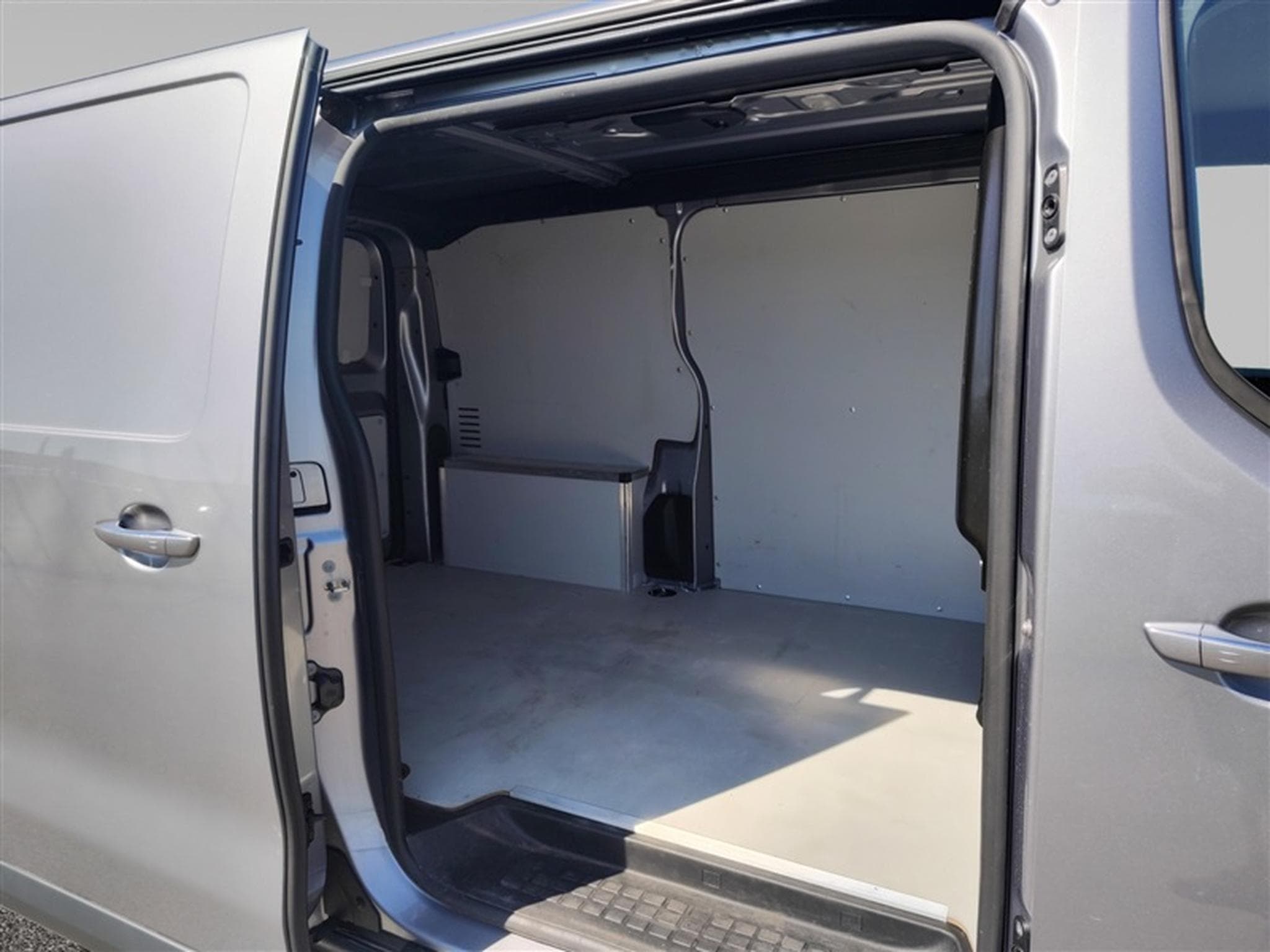 Opel Vivaro 2.0 TD L2H1 Edition AUTO/NAVI/PDC (2023) - Photo 14