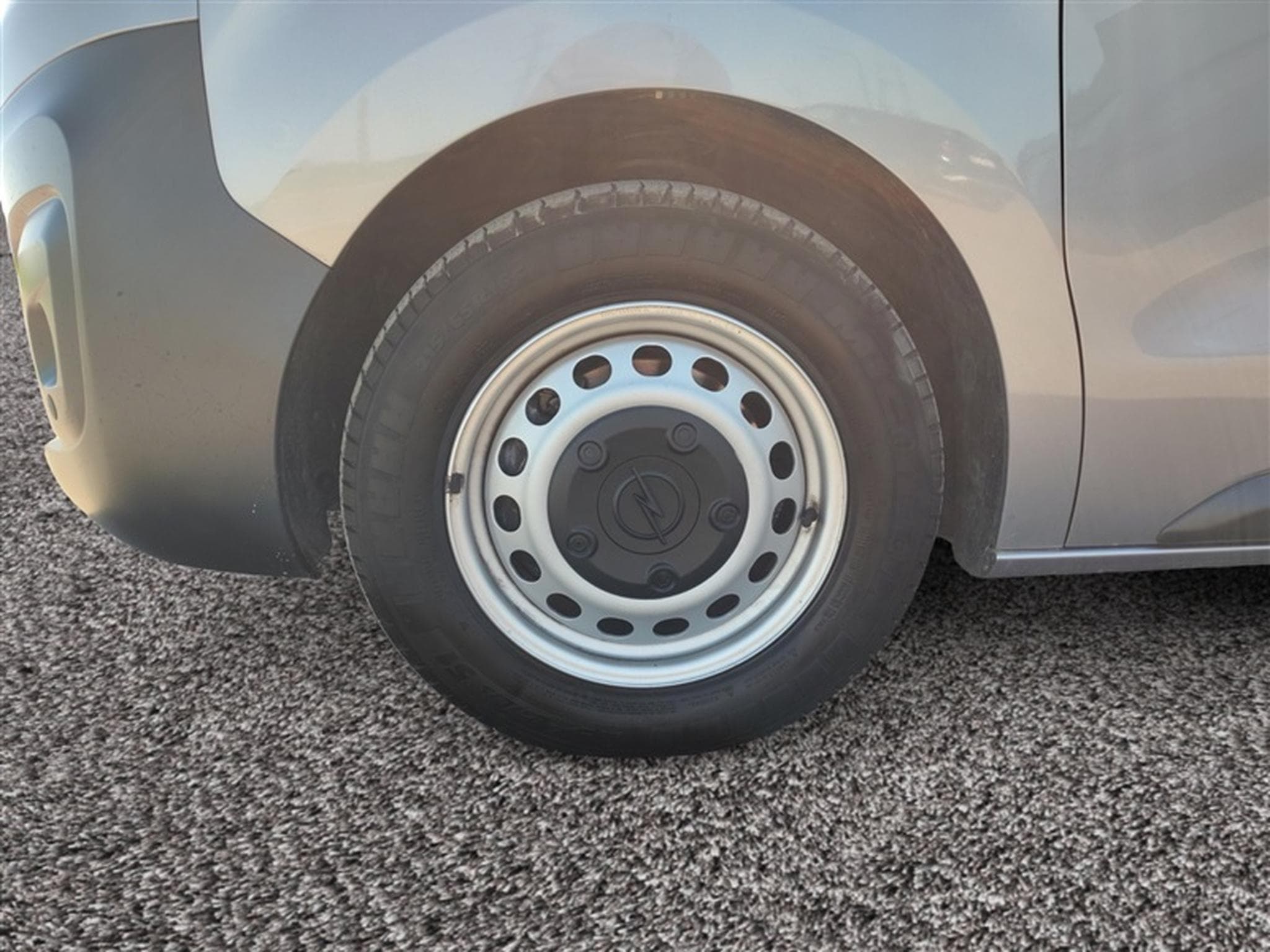 Opel Vivaro 2.0 TD L2H1 Edition AUTO/NAVI/PDC (2023) - Photo 6