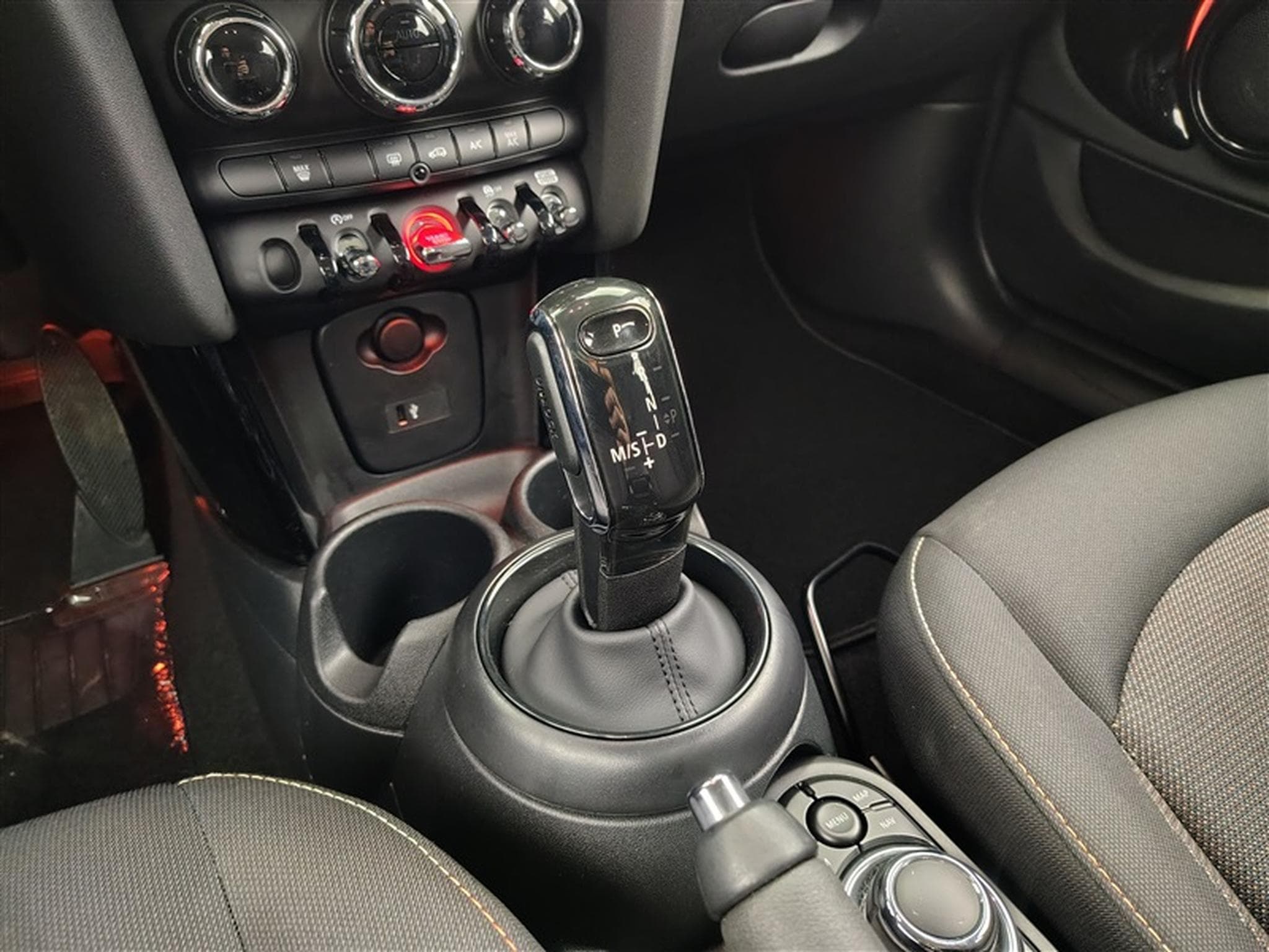 MINI Cooper 1.5A Cooper AUTO / NAVI PRO / FULL LED / ALU (2023) - Photo 12