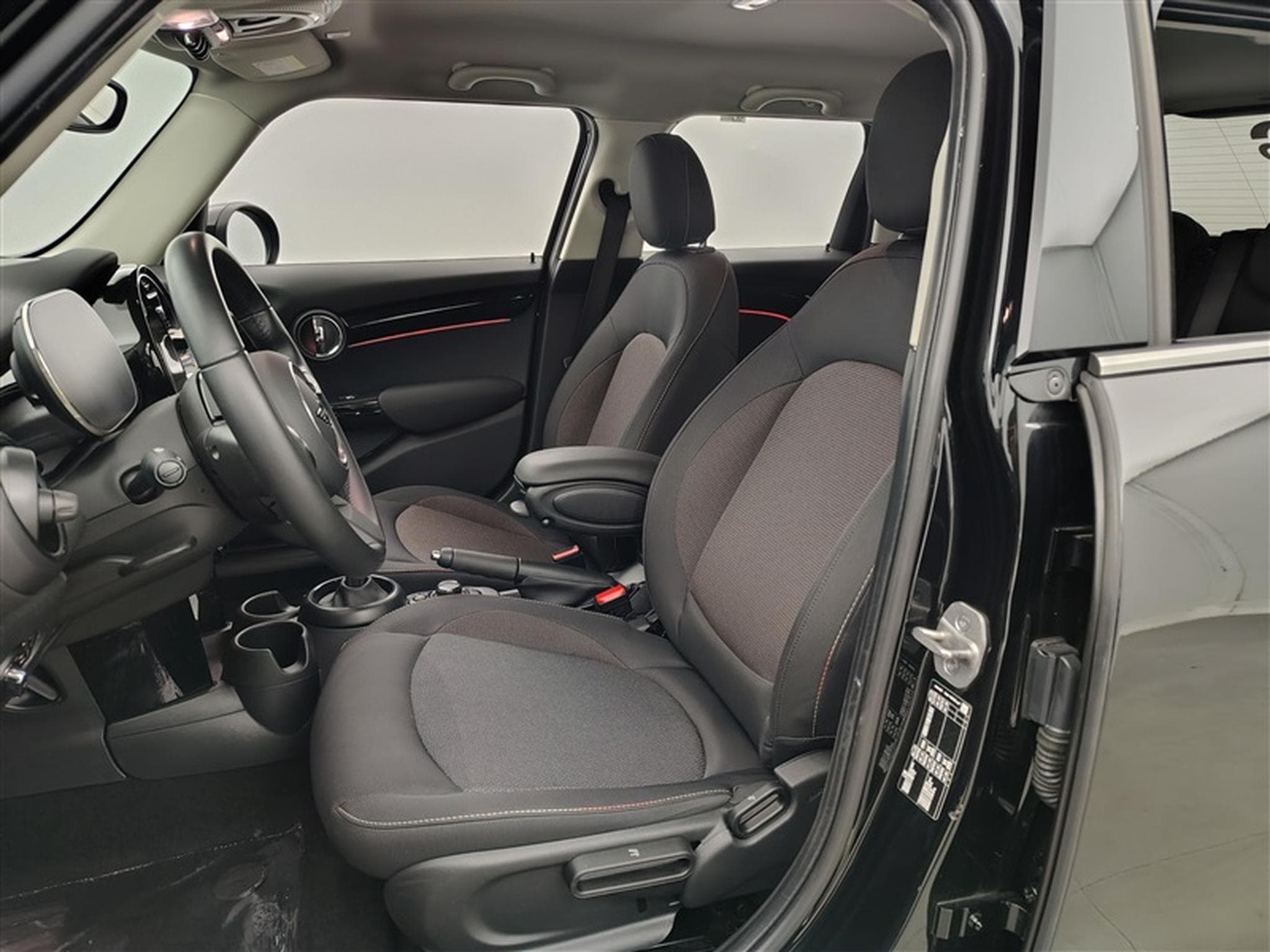 MINI Cooper 1.5A Cooper AUTO / NAVI PRO / FULL LED / ALU (2023) - Photo 7
