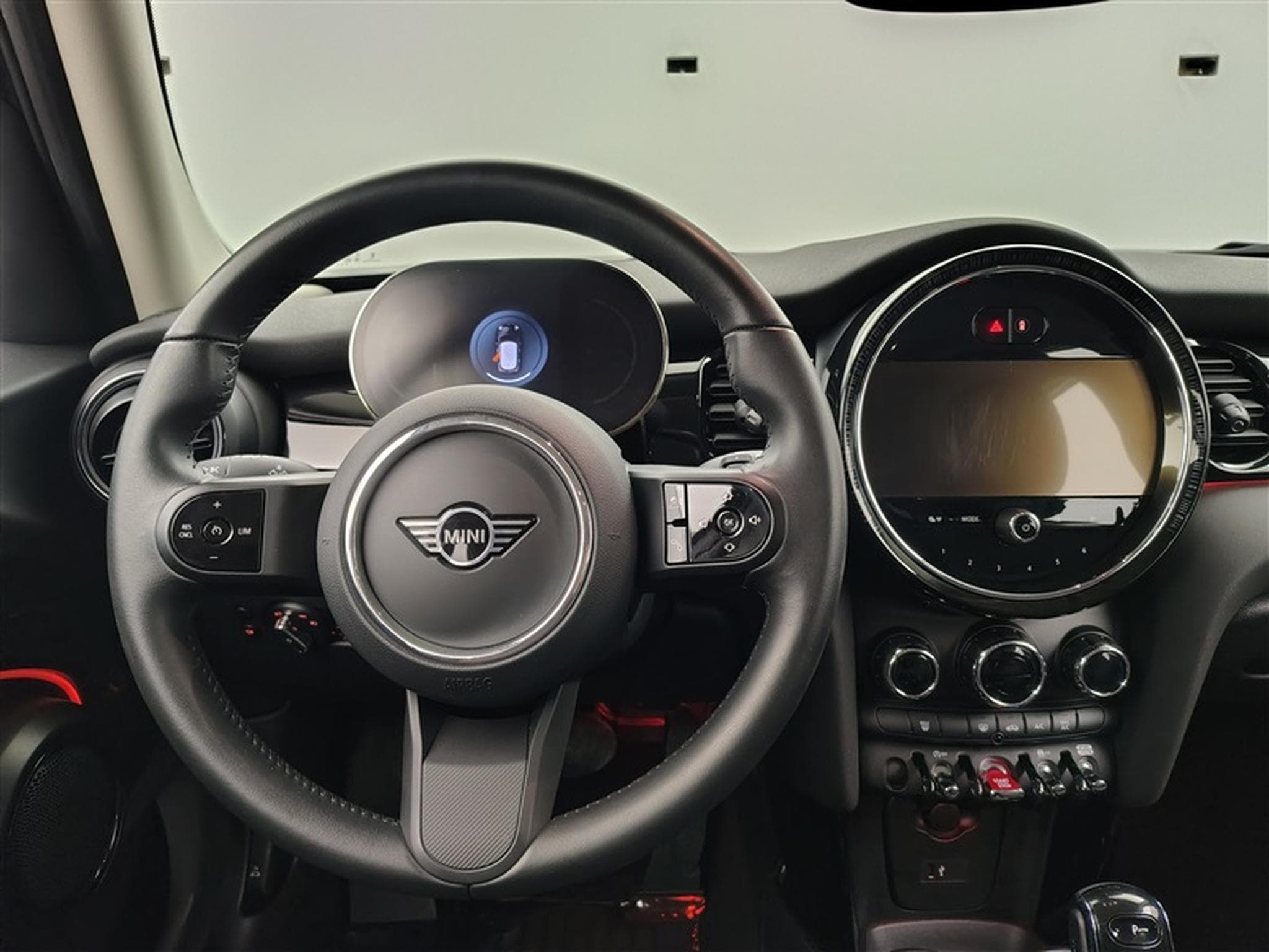 MINI Cooper 1.5A Cooper AUTO / NAVI PRO / FULL LED / ALU (2023) - Photo 9