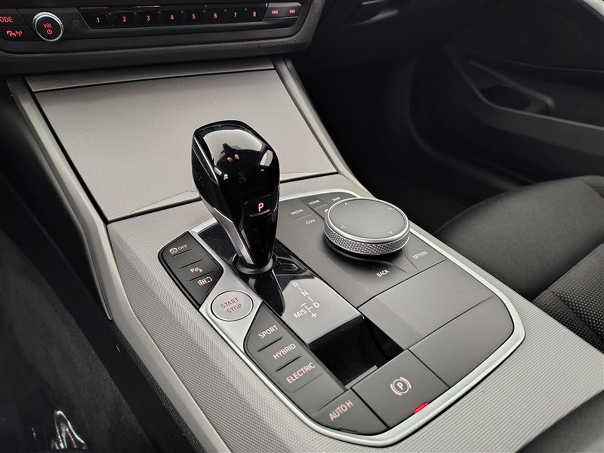 BMW 320 320eA PHEV Business NAVI/FULL LED/JA/PDC AV AR/CARPLAY (2021) - Photo 12
