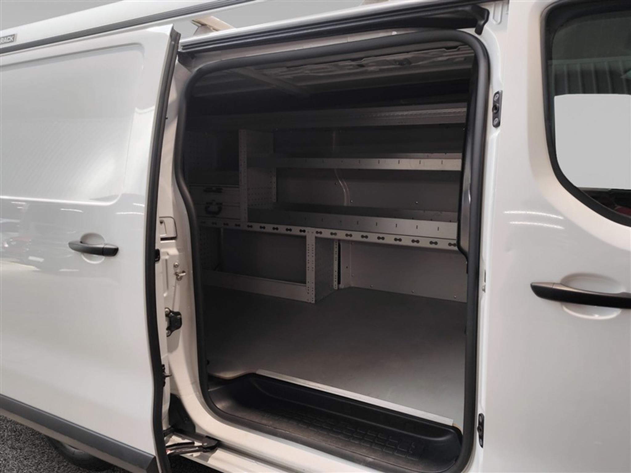 Peugeot Expert 2.0 BlueHDi L2  Premium EAT8 NAVI / CLIM / TEL (2023) - Photo 13