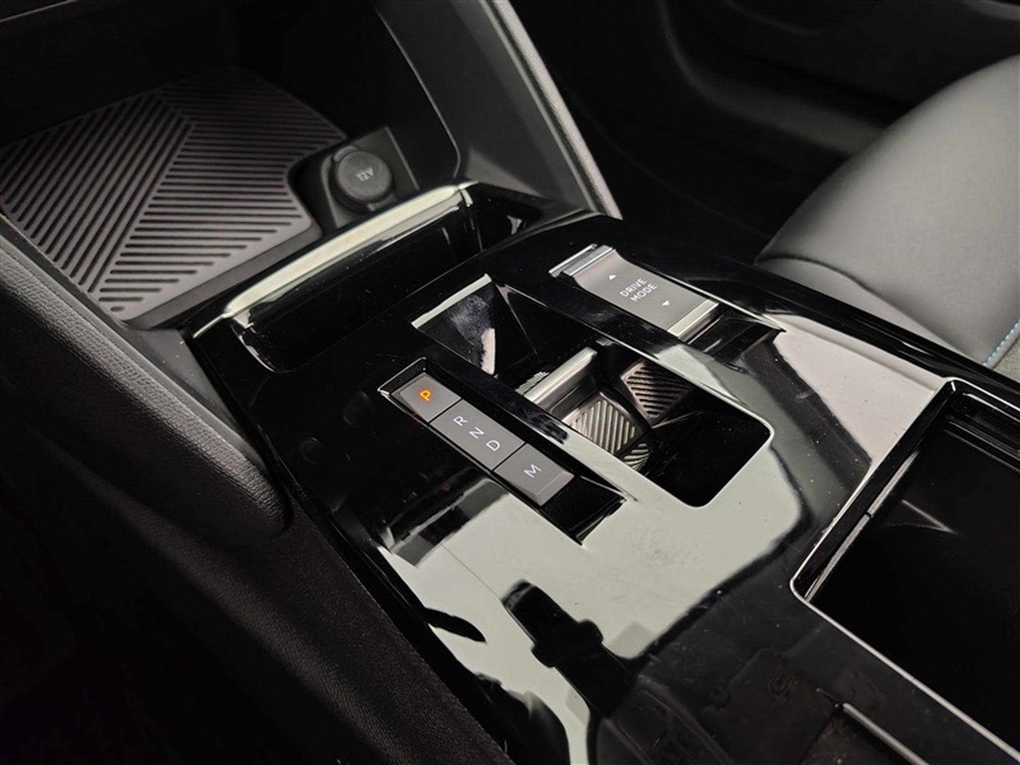 Citroen C4 X 1.2 PureTech 130cv EAT8 Feel CARPLAY / FULL LED / S-CUIR (2023) - Photo 12