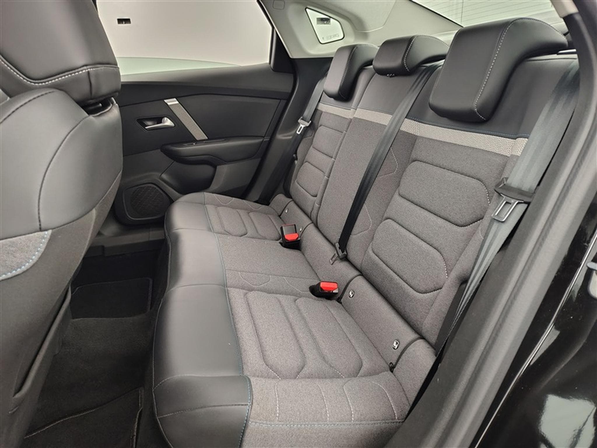 Citroen C4 X 1.2 PureTech 130cv EAT8 Feel CARPLAY / FULL LED / S-CUIR (2023) - Photo 13