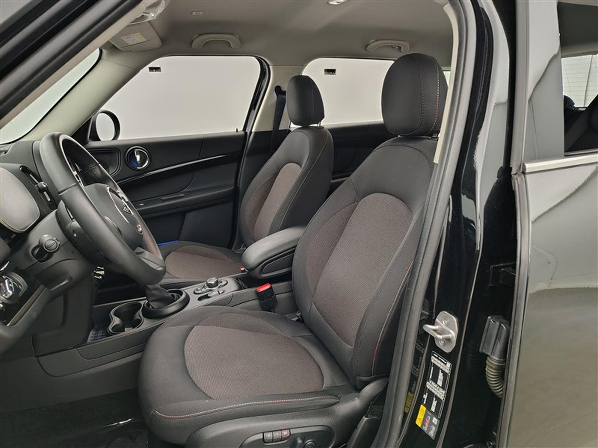 MINI Countryman 1.5A PHEV Cooper SE ALL4/NAVI/FULL LED/JA17/PDC (2023) - Photo 7