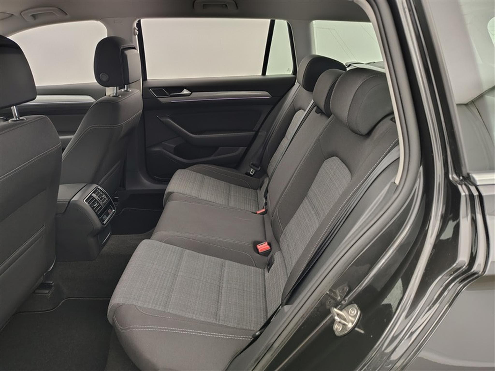 VW Passat 2.0 TDi Style DSG Navi / Led / PDC av+ar (2021) - Photo 13