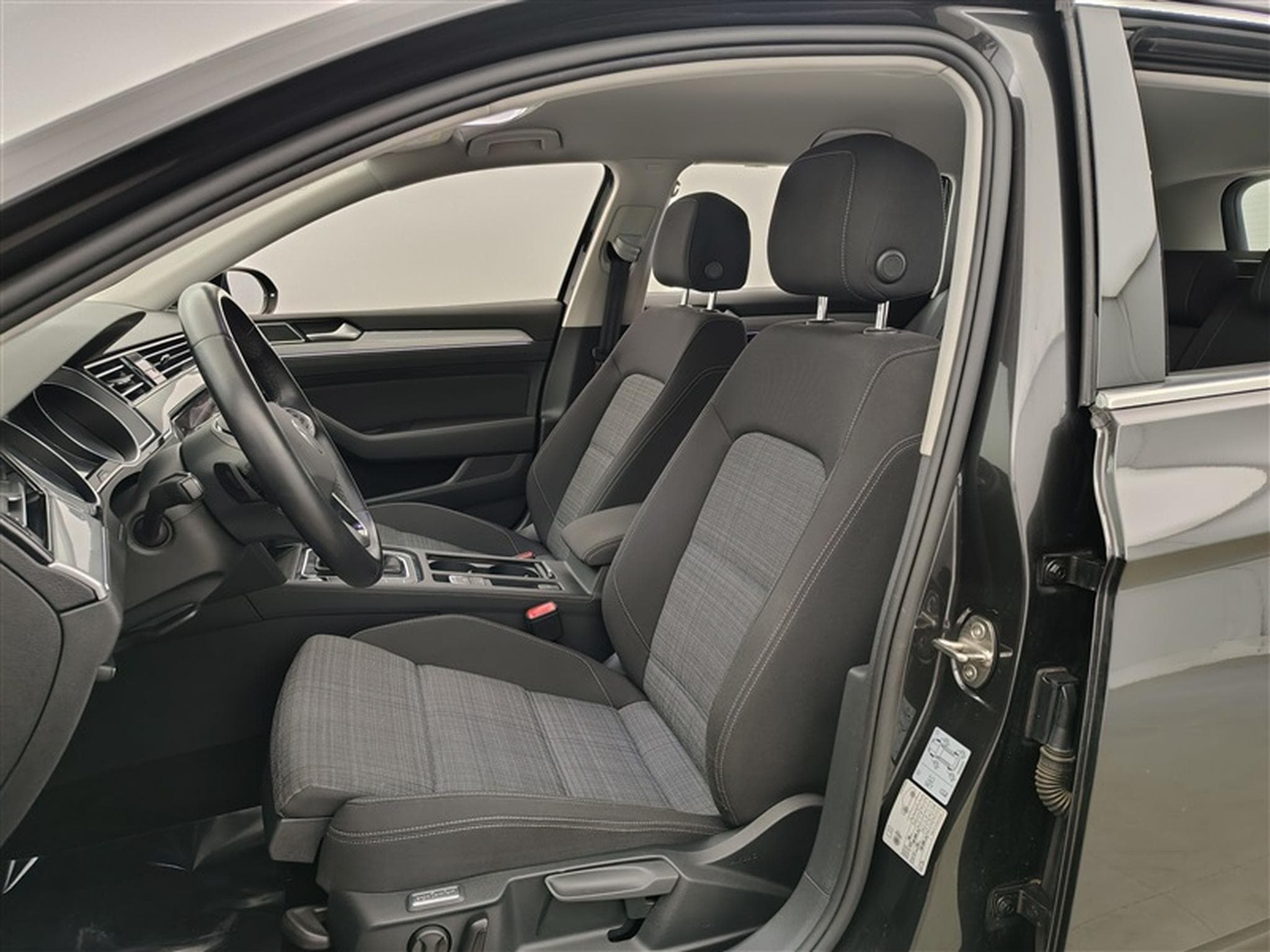 VW Passat 2.0 TDi Style DSG Navi / Led / PDC av+ar (2021) - Photo 7