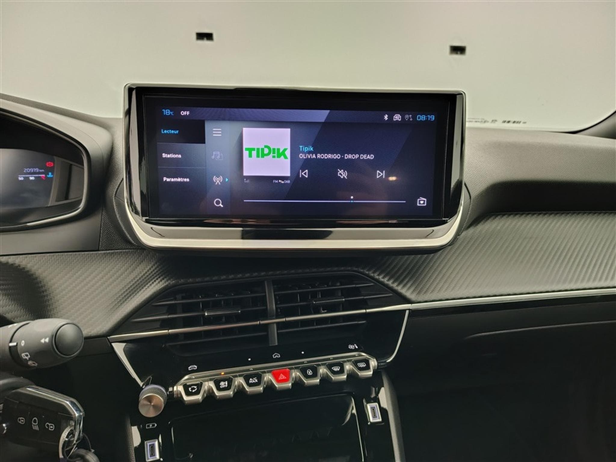 Peugeot 2008 1.2 PureTech Allure CARPLAY / FULL LED / PDC (2025) - Photo 11