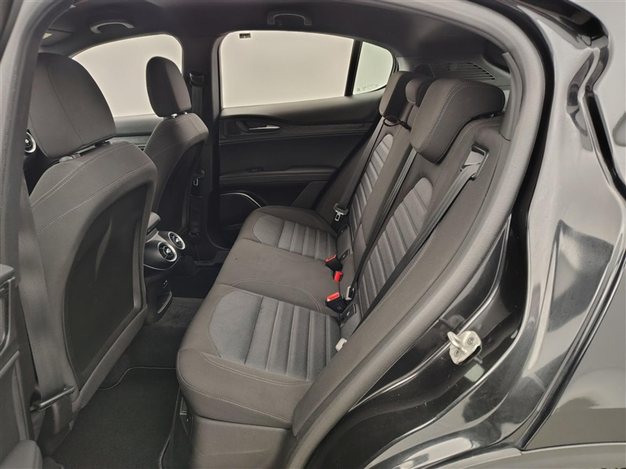 Alfa-Romeo Stelvio 2.2 MJD AT8 Q4 Super NAVI / FULL LED / CAMERA / JA 17" (2023) - Photo 13