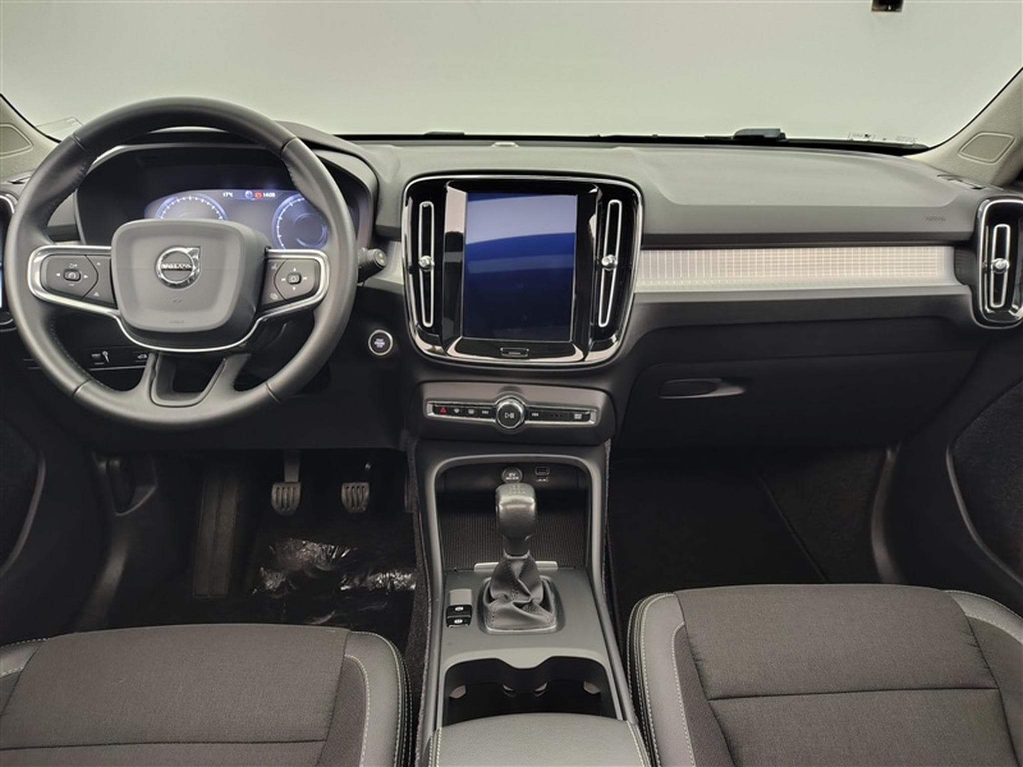 Volvo XC40 1.5 T3 Momentum Pro S-CUIR/NAVI/TO PANO/FULL LED/JA/PDC (2019) - Photo 8