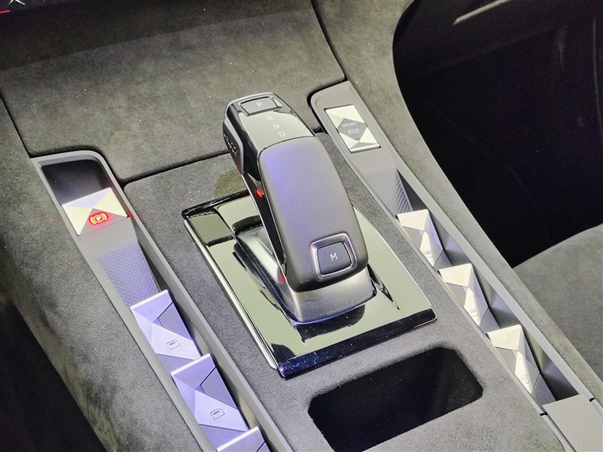 DS Automobiles DS7 1.2 Crossback EAT8 Perform. Line NAVI / ALCANTARA / FULL LED (2021) - Photo 12