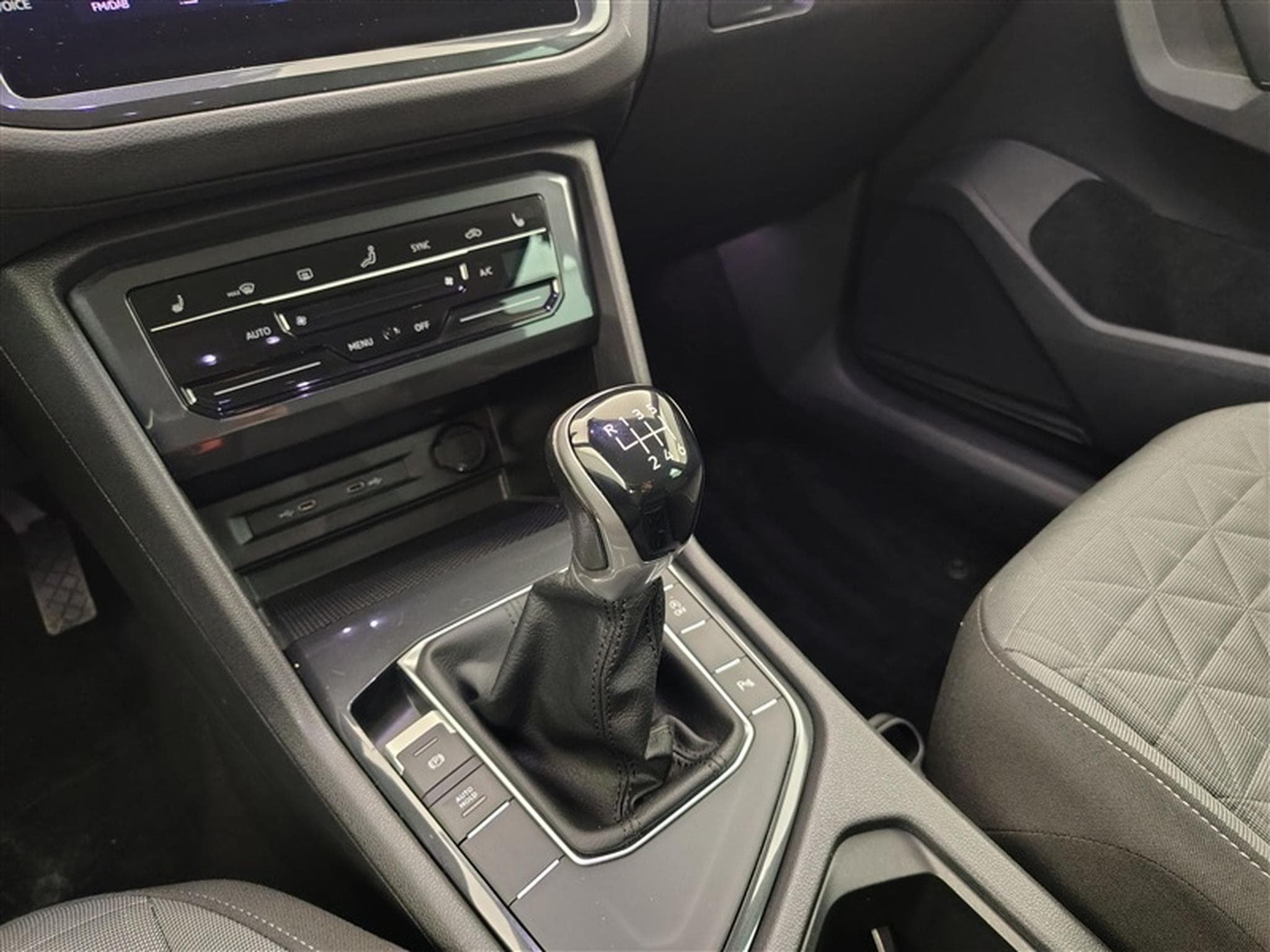 VW Tiguan 1.5 TSI ACT Life NAVI/FULL LED/JA17/PDC AV AR (2020) - Photo 11