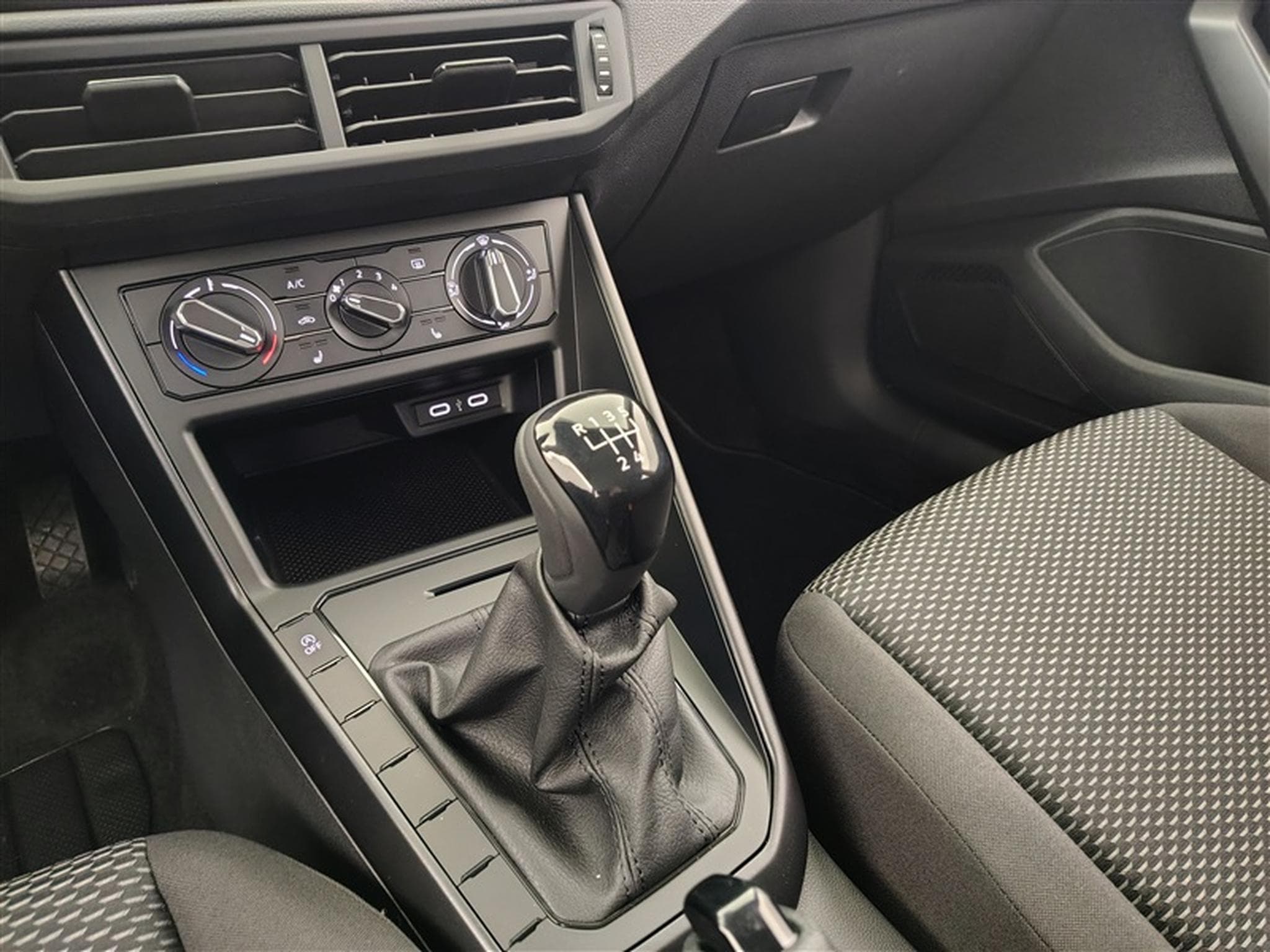 VW Polo 1.0 MPI 80cv Life CARPLAY / FULL LED / PDC AR (2026) - Photo 12