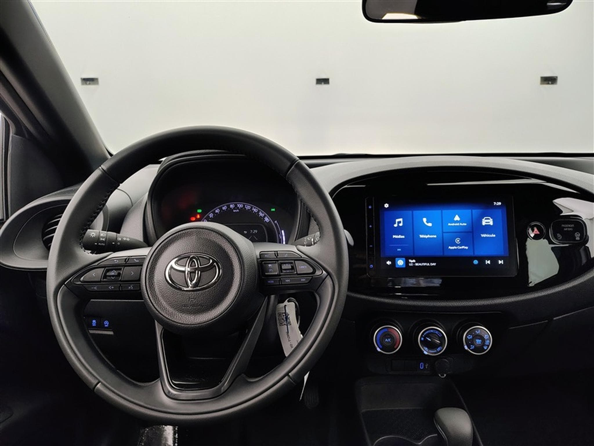 Toyota Aygo 1.0i VVT-i X Black Edition CVT (2025) - Photo 9