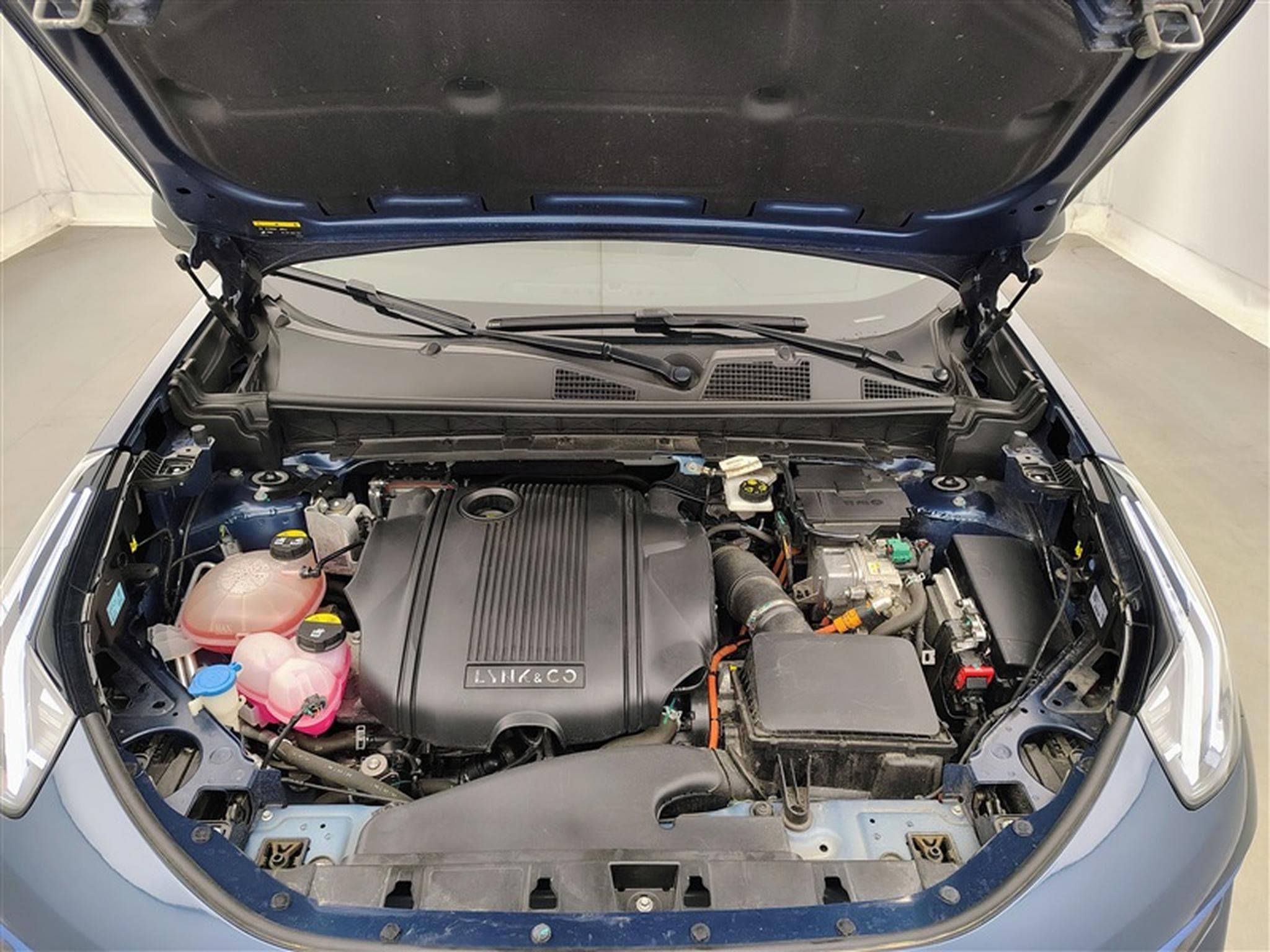 Lynk & Co 01 1.5 Turbo PHEV NAVI / FULL LED / PANO / CAMERA / ALU 20" (2023) - Photo 21