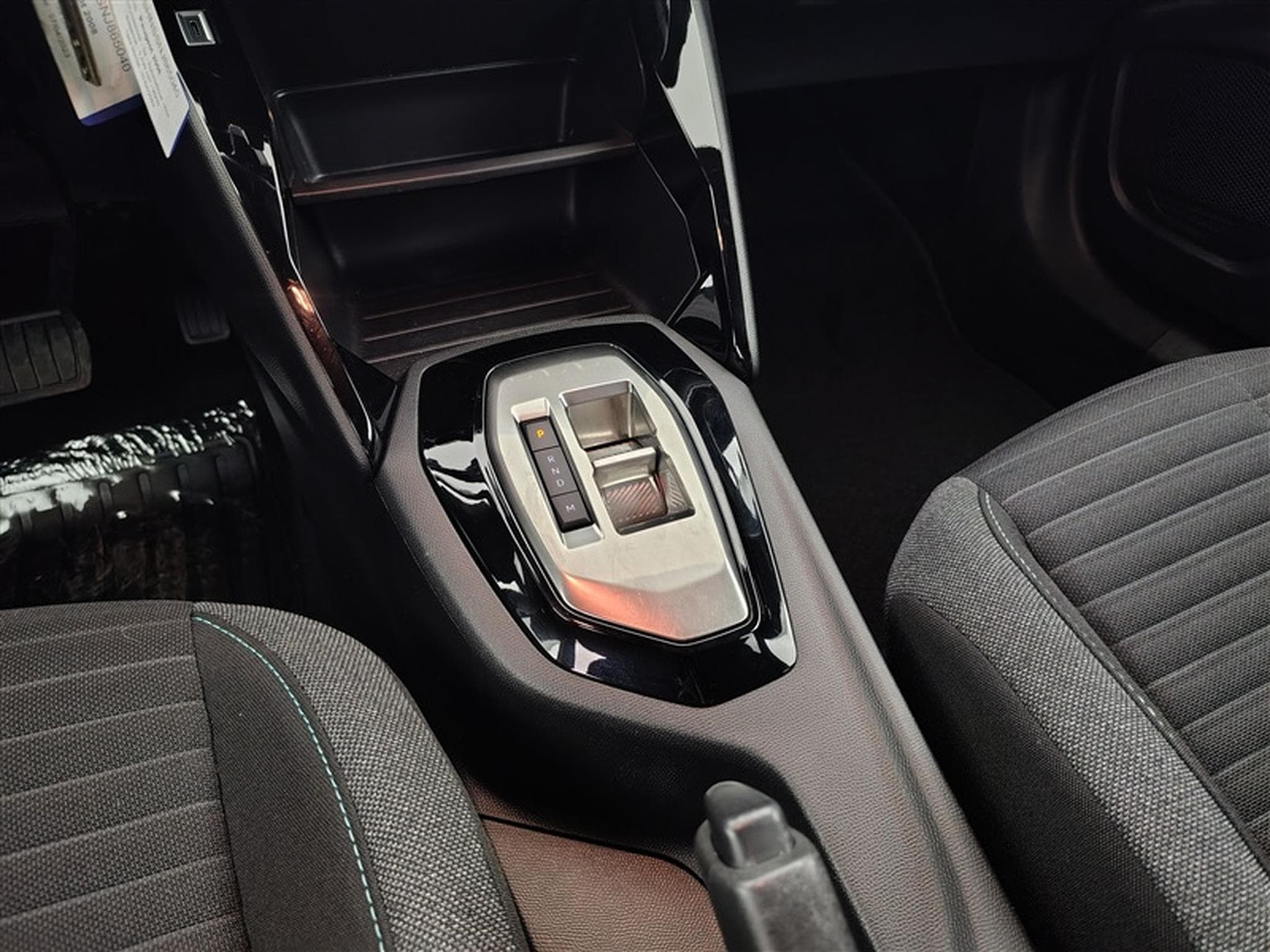Peugeot 2008 1.2 PureTech STYLE 131cv EAT8 / NAV (2023) - Photo 12