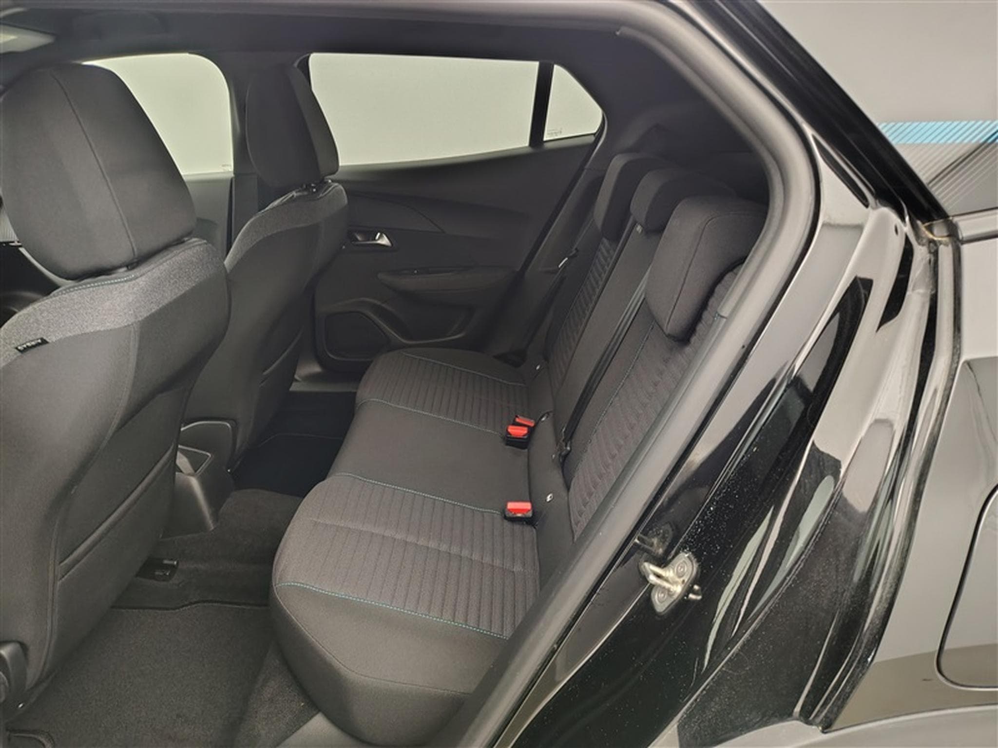 Peugeot 2008 1.2 PureTech STYLE 131cv EAT8 / NAV (2023) - Photo 13