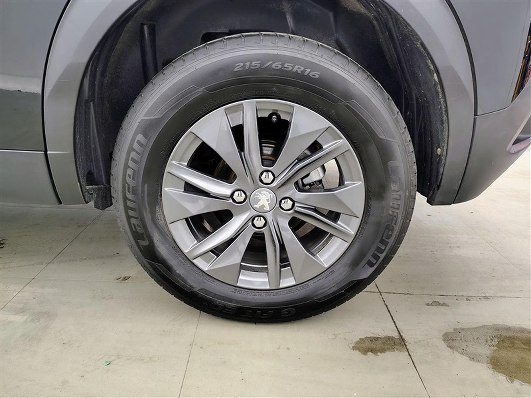 Peugeot 2008 1.2 PureTech STYLE 131cv EAT8 / NAV (2023) - Photo 6