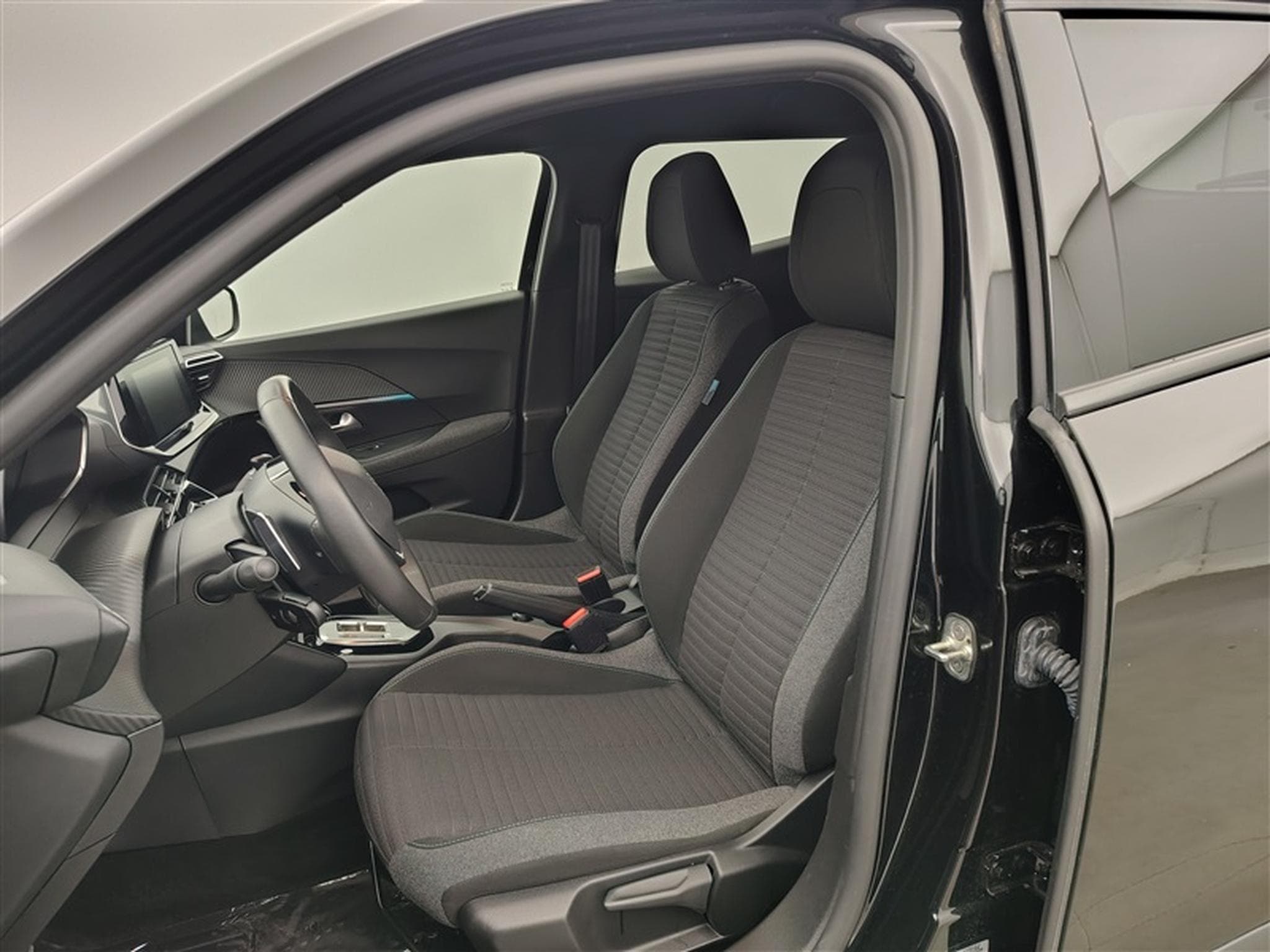 Peugeot 2008 1.2 PureTech STYLE 131cv EAT8 / NAV (2023) - Photo 7
