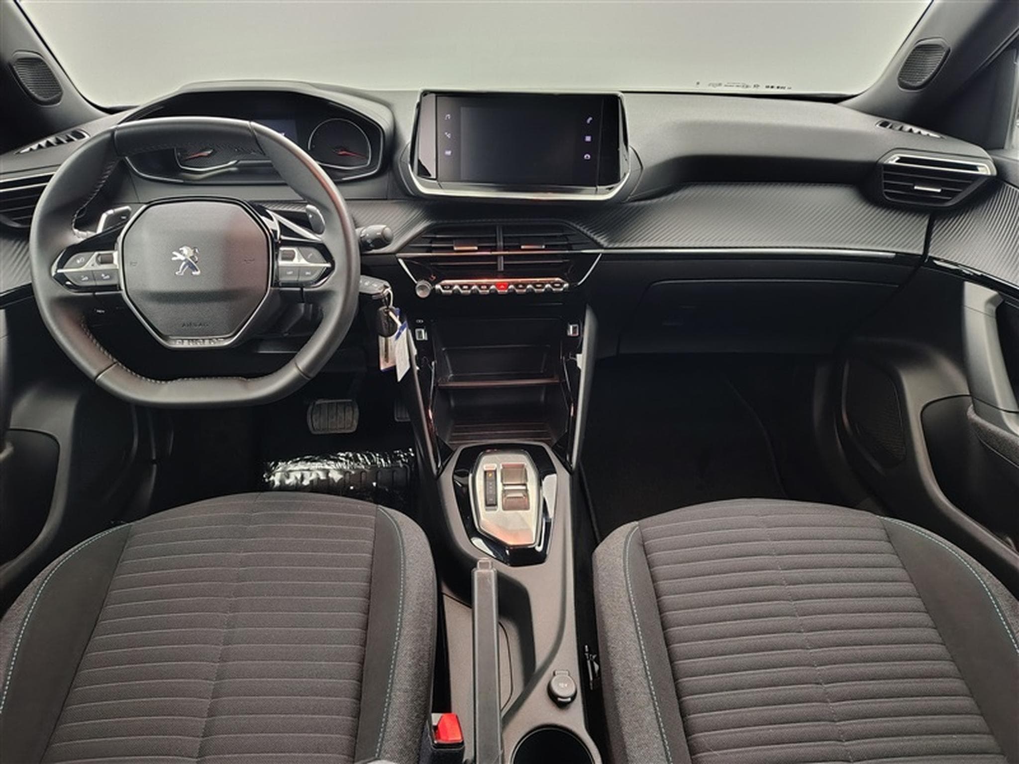 Peugeot 2008 1.2 PureTech STYLE 131cv EAT8 / NAV (2023) - Photo 8