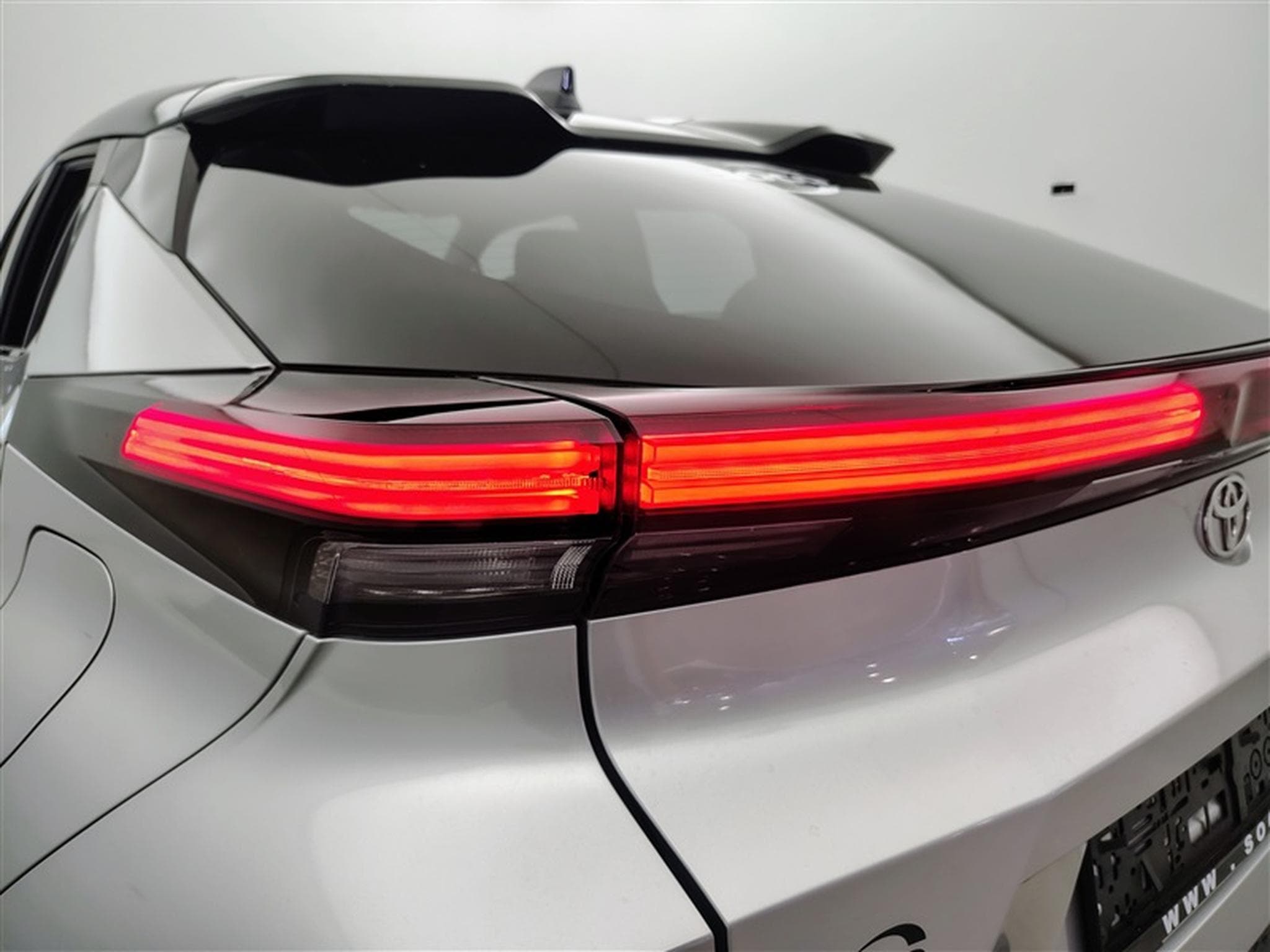 Toyota C-HR Hybrid HEV 1.8 Premium Bi-Tone E-CVT°NAV°CARPLAY°CAMERA360 (2024) - Photo 16