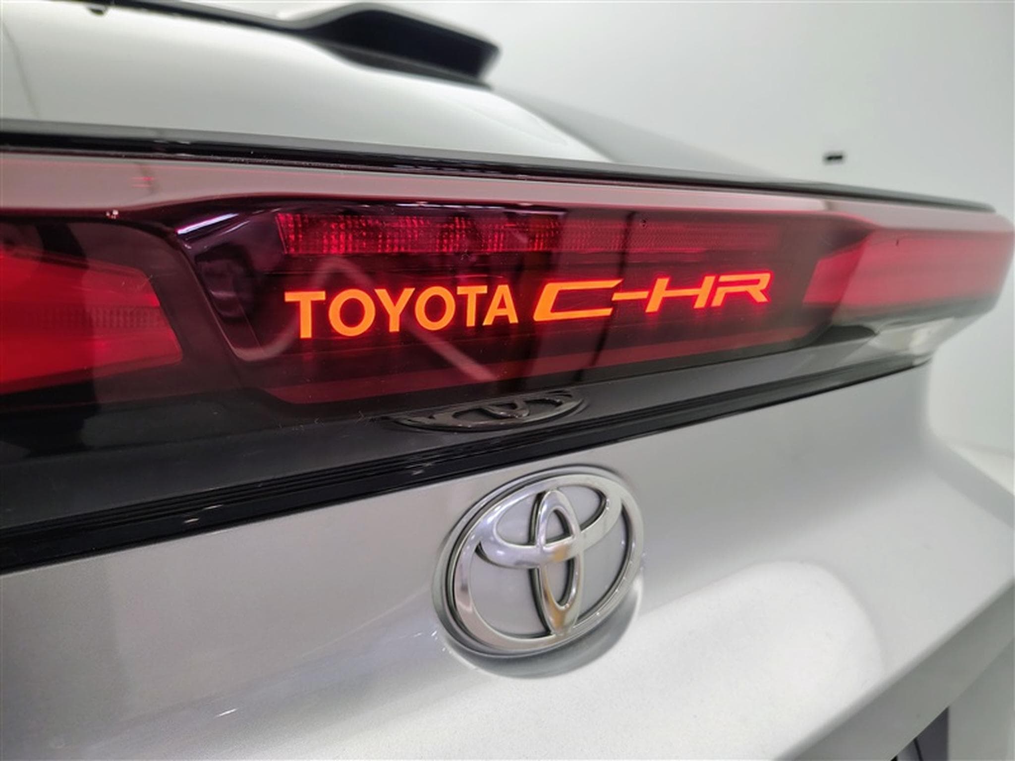 Toyota C-HR Hybrid HEV 1.8 Premium Bi-Tone E-CVT°NAV°CARPLAY°CAMERA360 (2024) - Photo 20