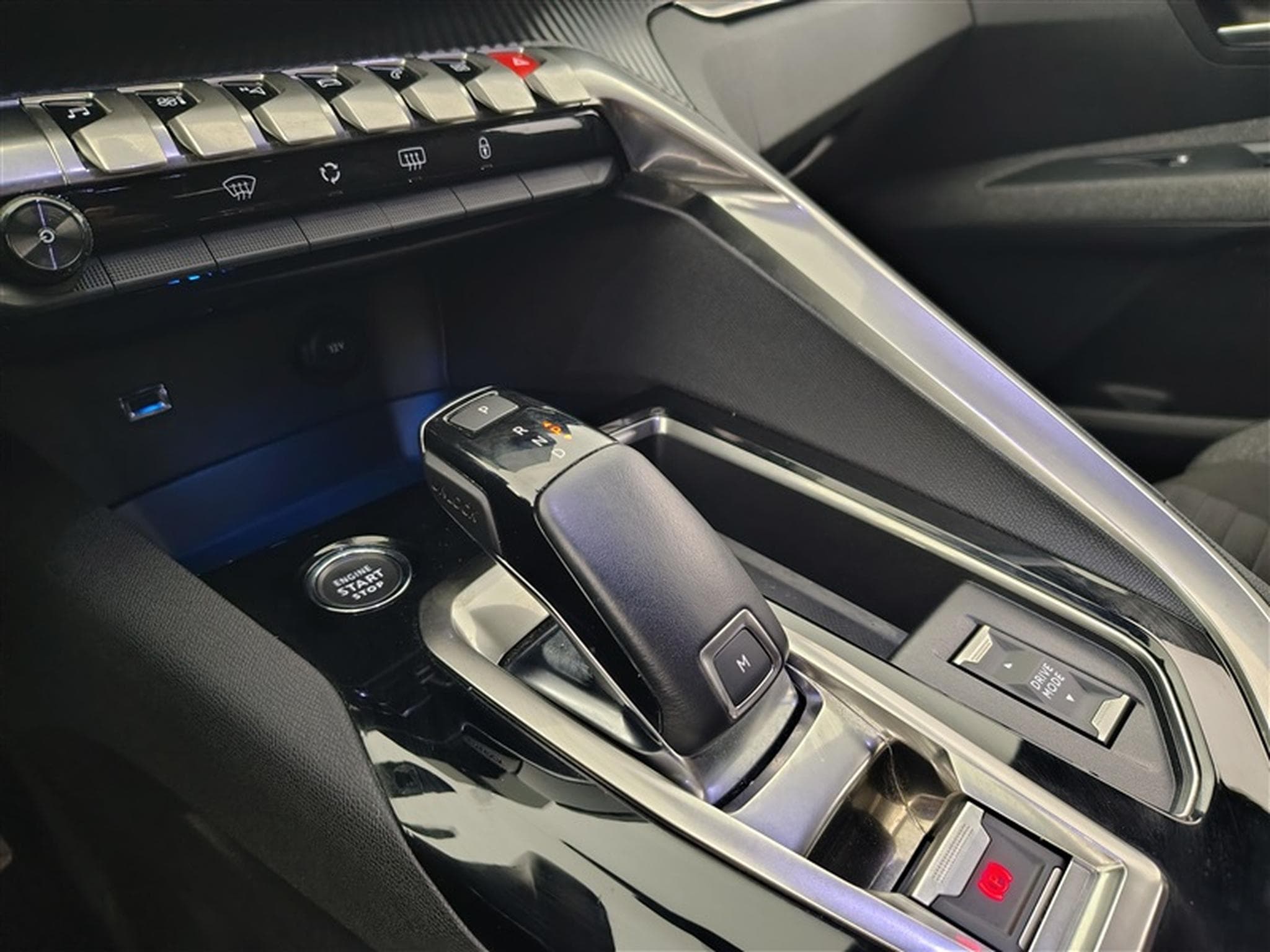 Peugeot 5008 1.2 PureTech EAT8 Active Pack 7Pl NAVI / FULL LED (2023) - Photo 11