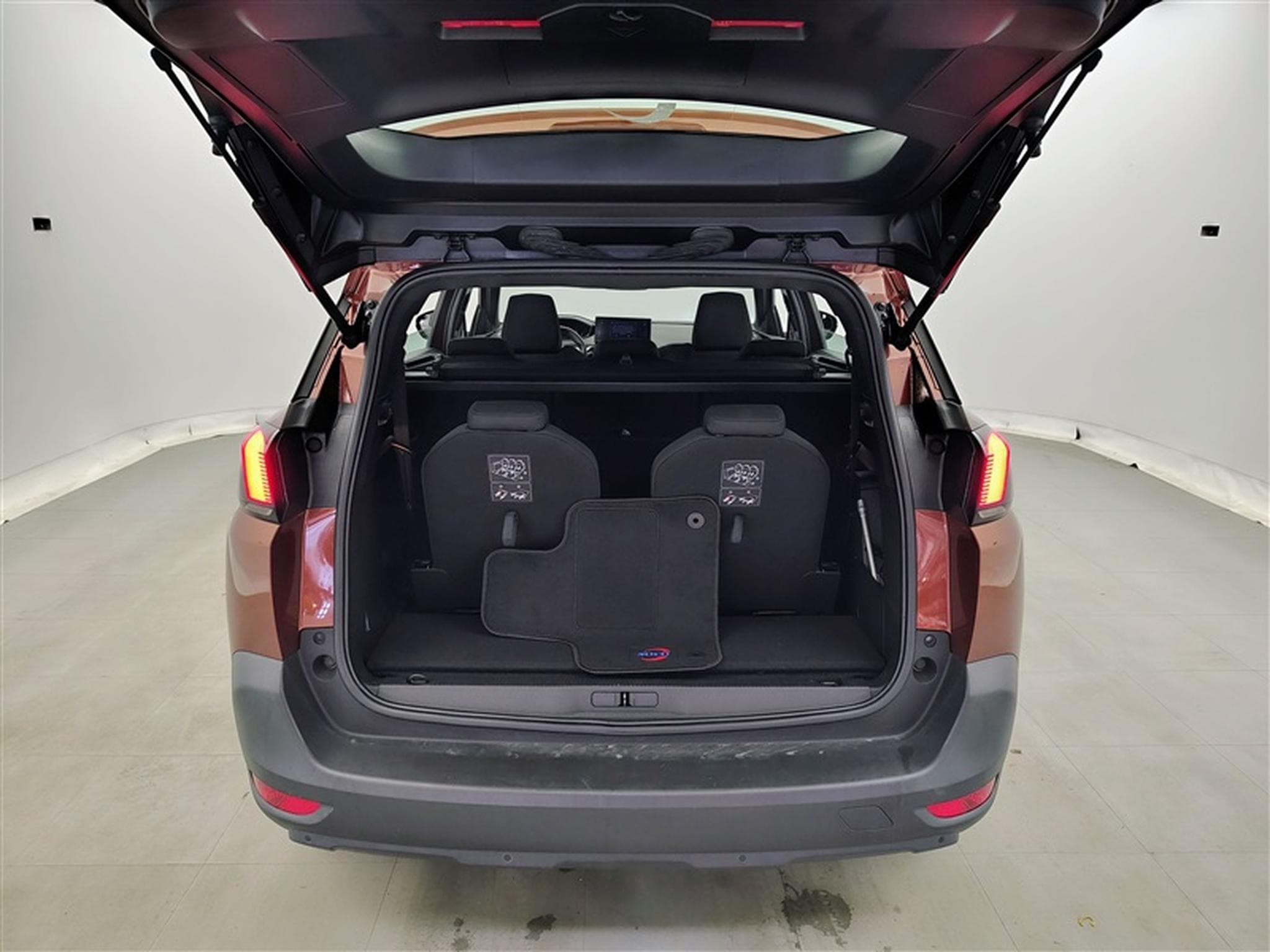 Peugeot 5008 1.2 PureTech EAT8 Active Pack 7Pl NAVI / FULL LED (2023) - Photo 13