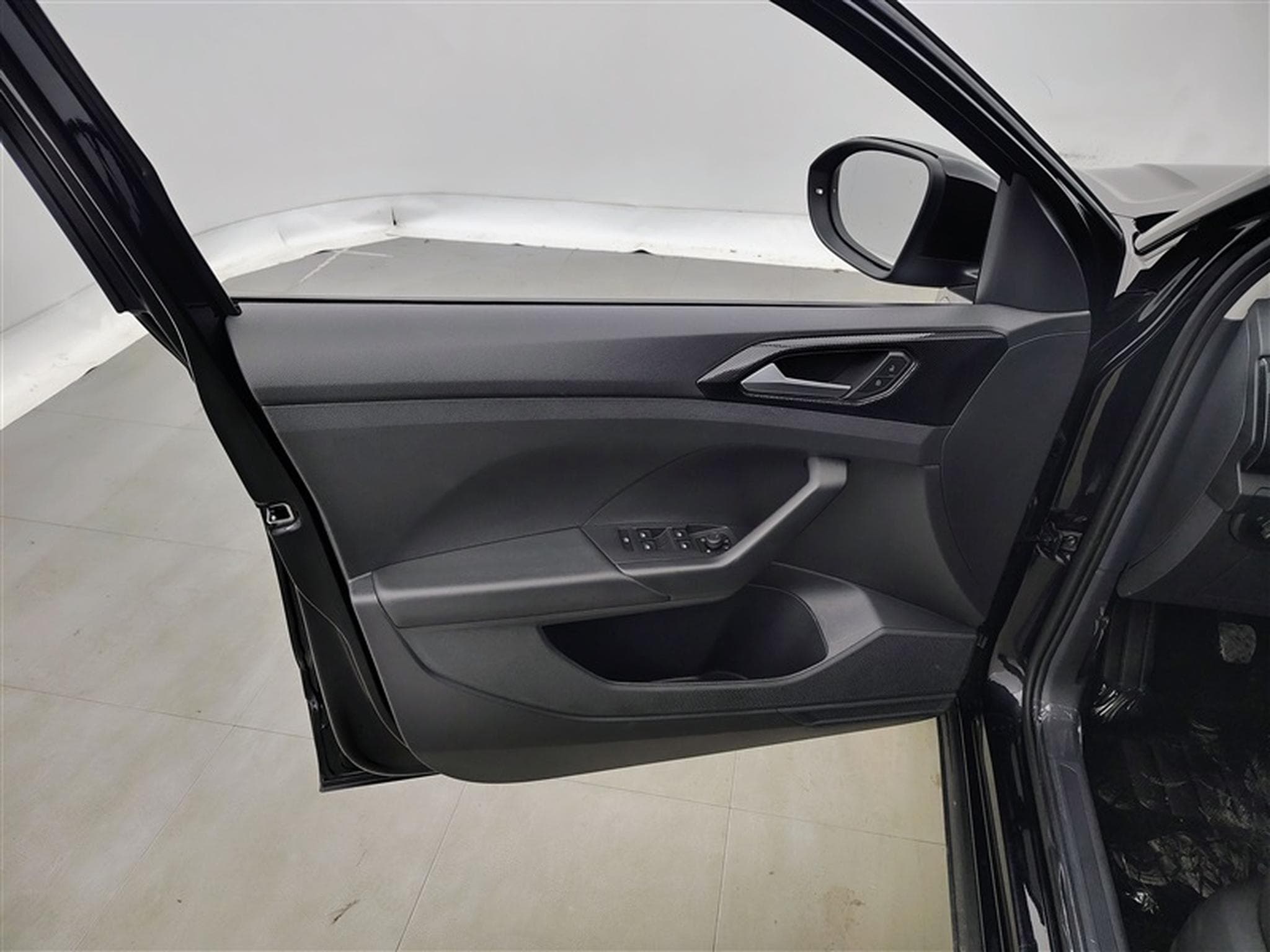 VW T-Cross 1.0 TSI Active NAVI / FULL LED / PDC AV+AR / JA 16" (2024) - Photo 17