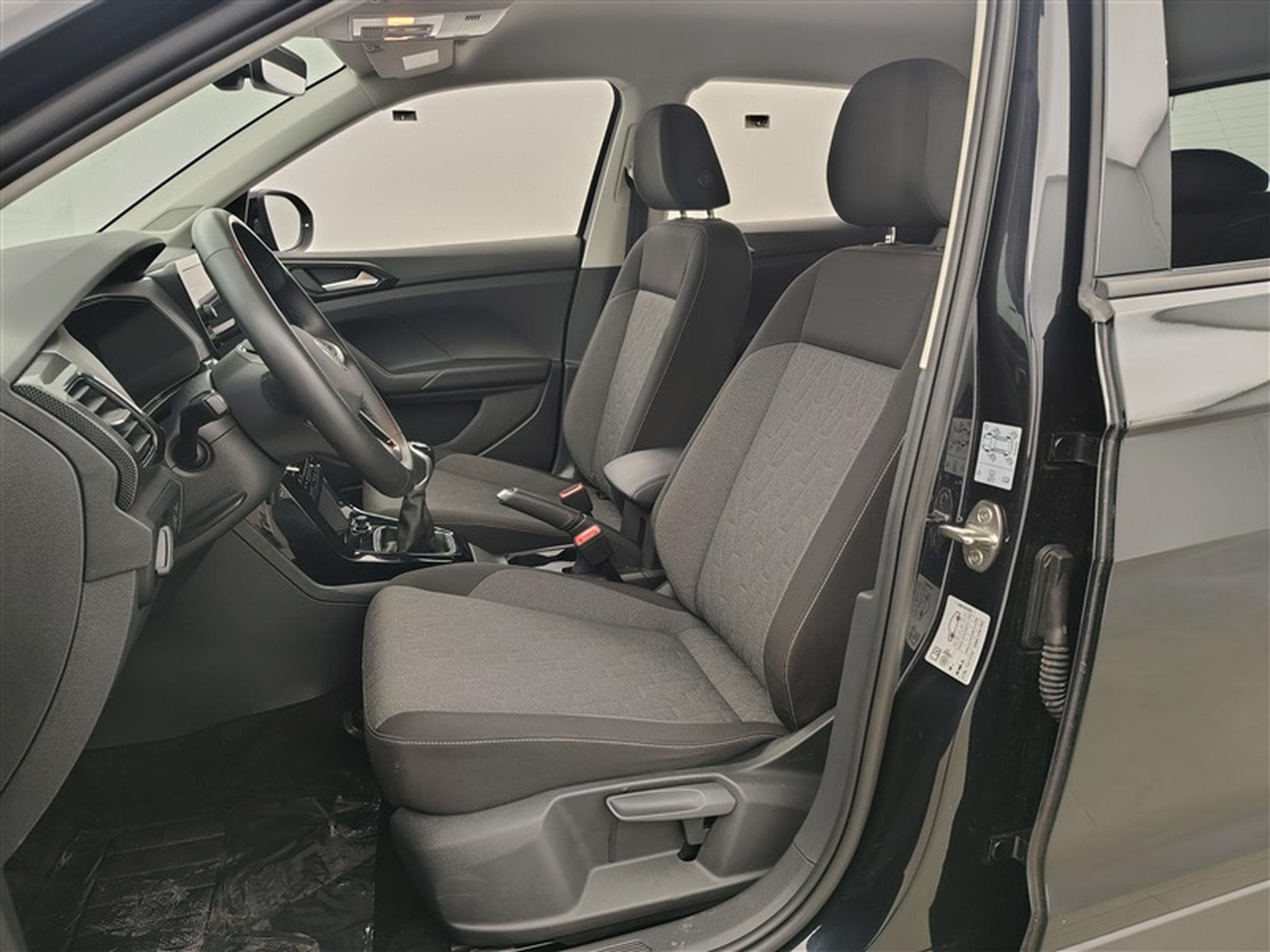 VW T-Cross 1.0 TSI Active NAVI / FULL LED / PDC AV+AR / JA 16" (2024) - Photo 7