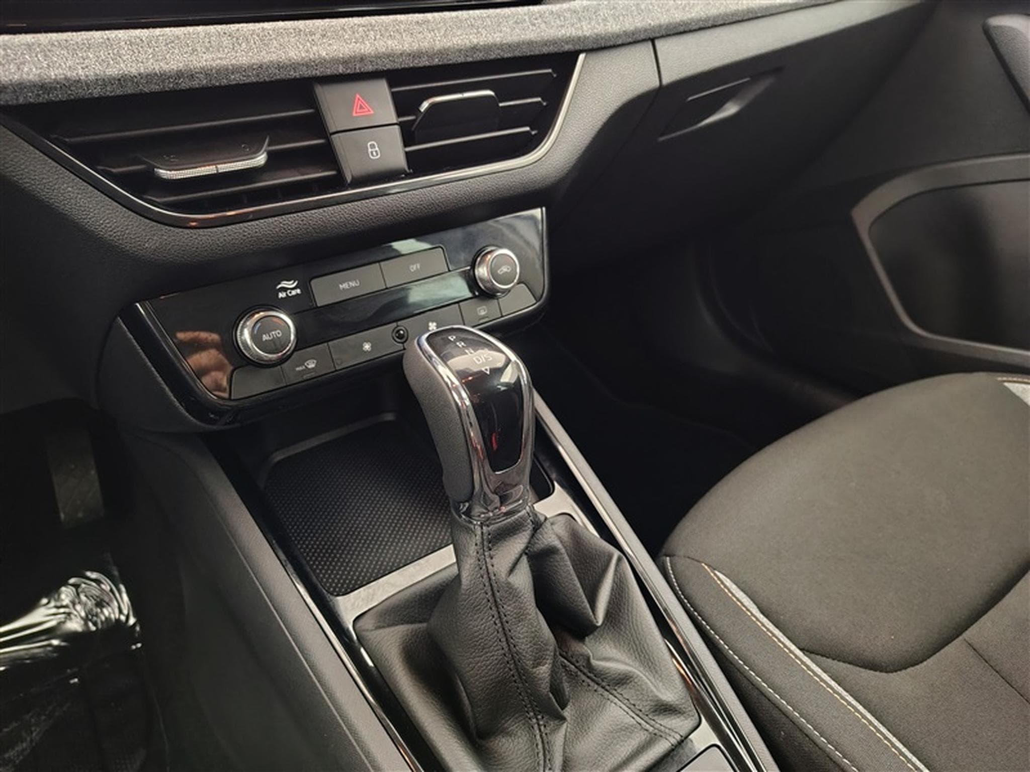 Skoda Kamiq 1.0 TSI 115cv DSG Clever CARPLAY / FULL LED / KEYLESS / CAM (2025) - Photo 12