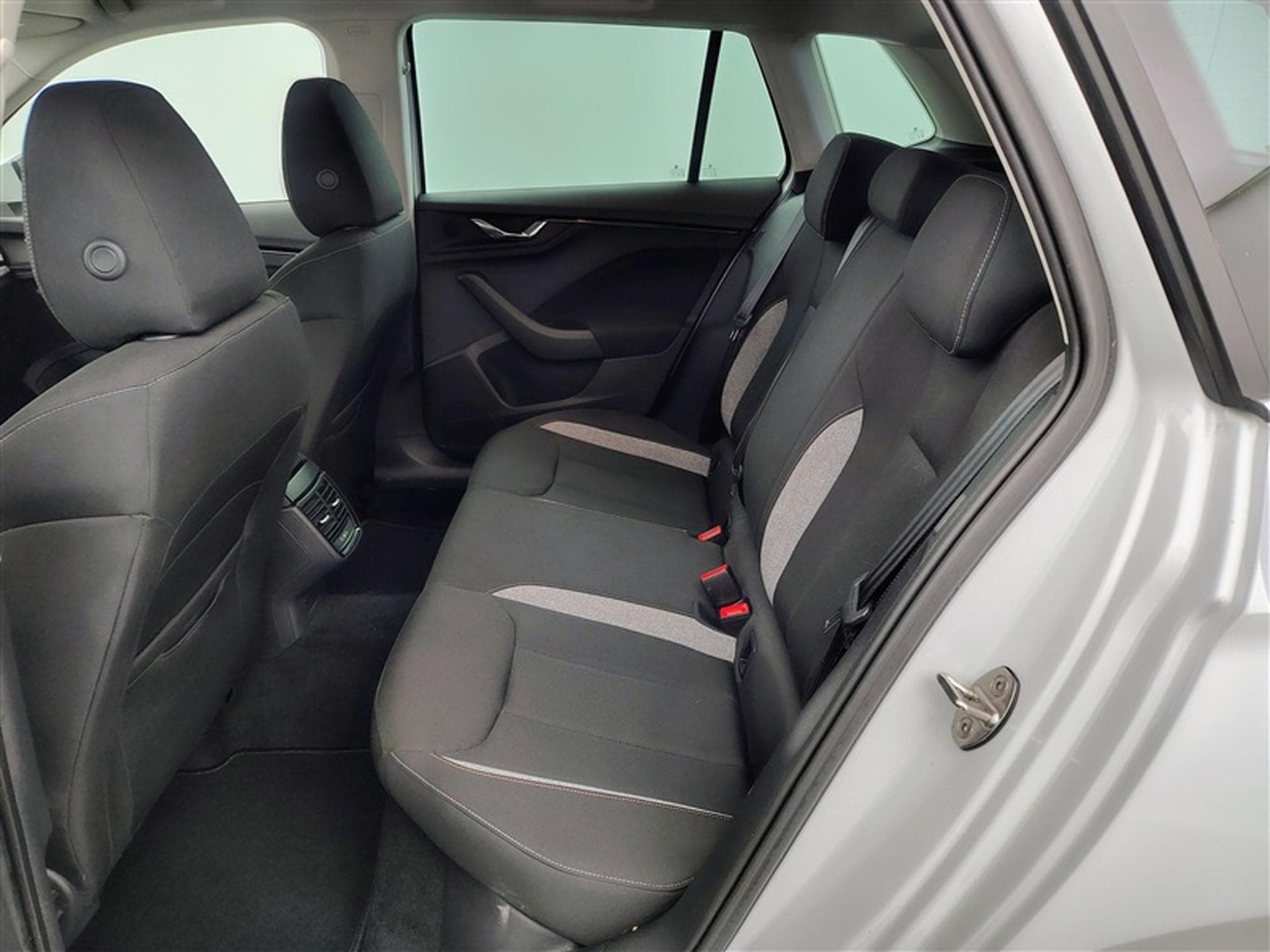 Skoda Kamiq 1.0 TSI 115cv DSG Clever CARPLAY / FULL LED / KEYLESS / CAM (2025) - Photo 13