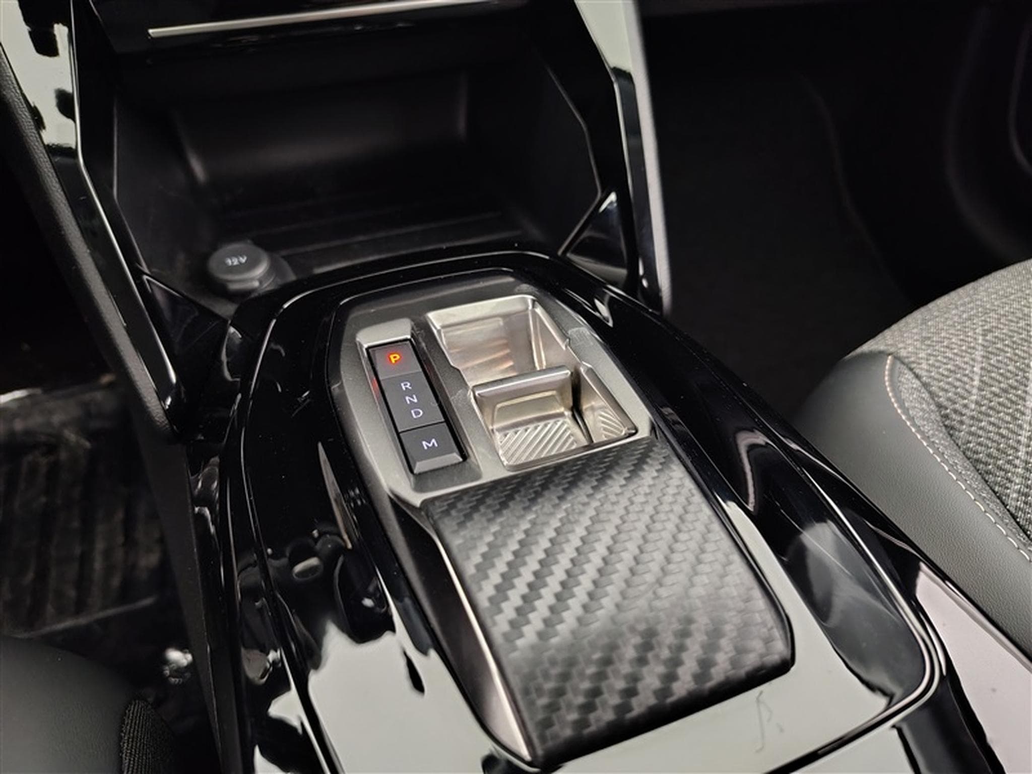 Peugeot 208 1.2 Hybrid 100cv e-DSC6 Allure CARPLAY / FULL LED / S-CUIR (2025) - Photo 12