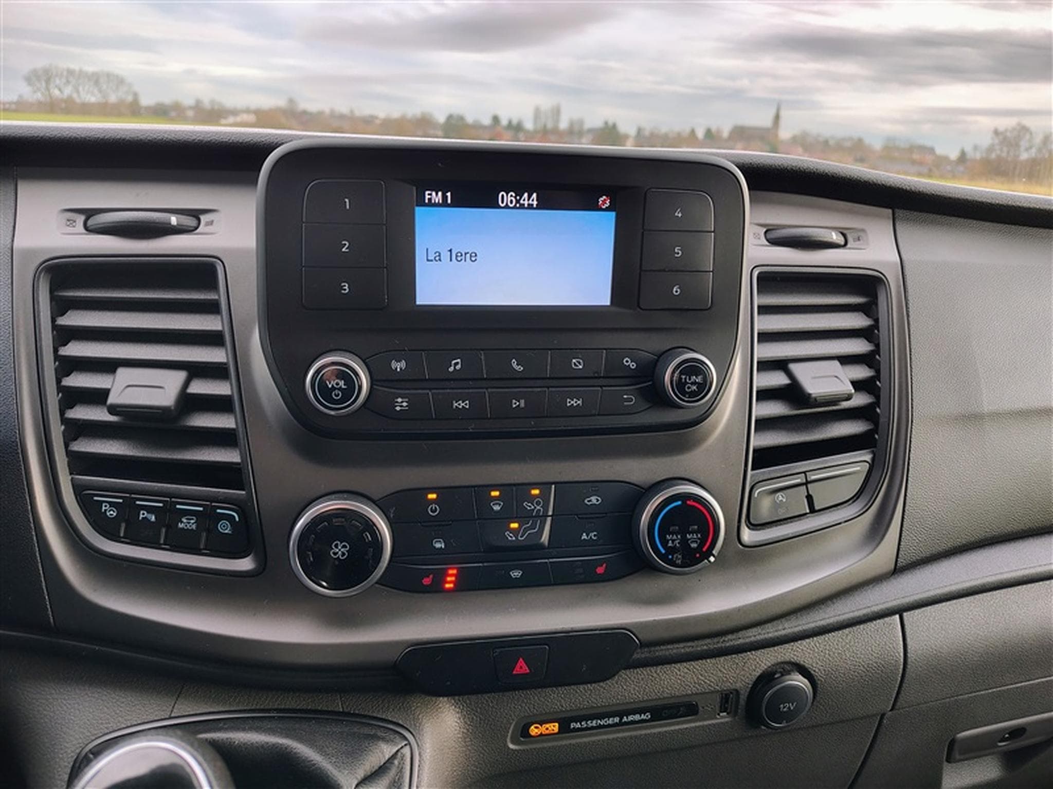 Ford Transit 2.0 TDCi L1H2 CLIM / TEL (2019) - Photo 11
