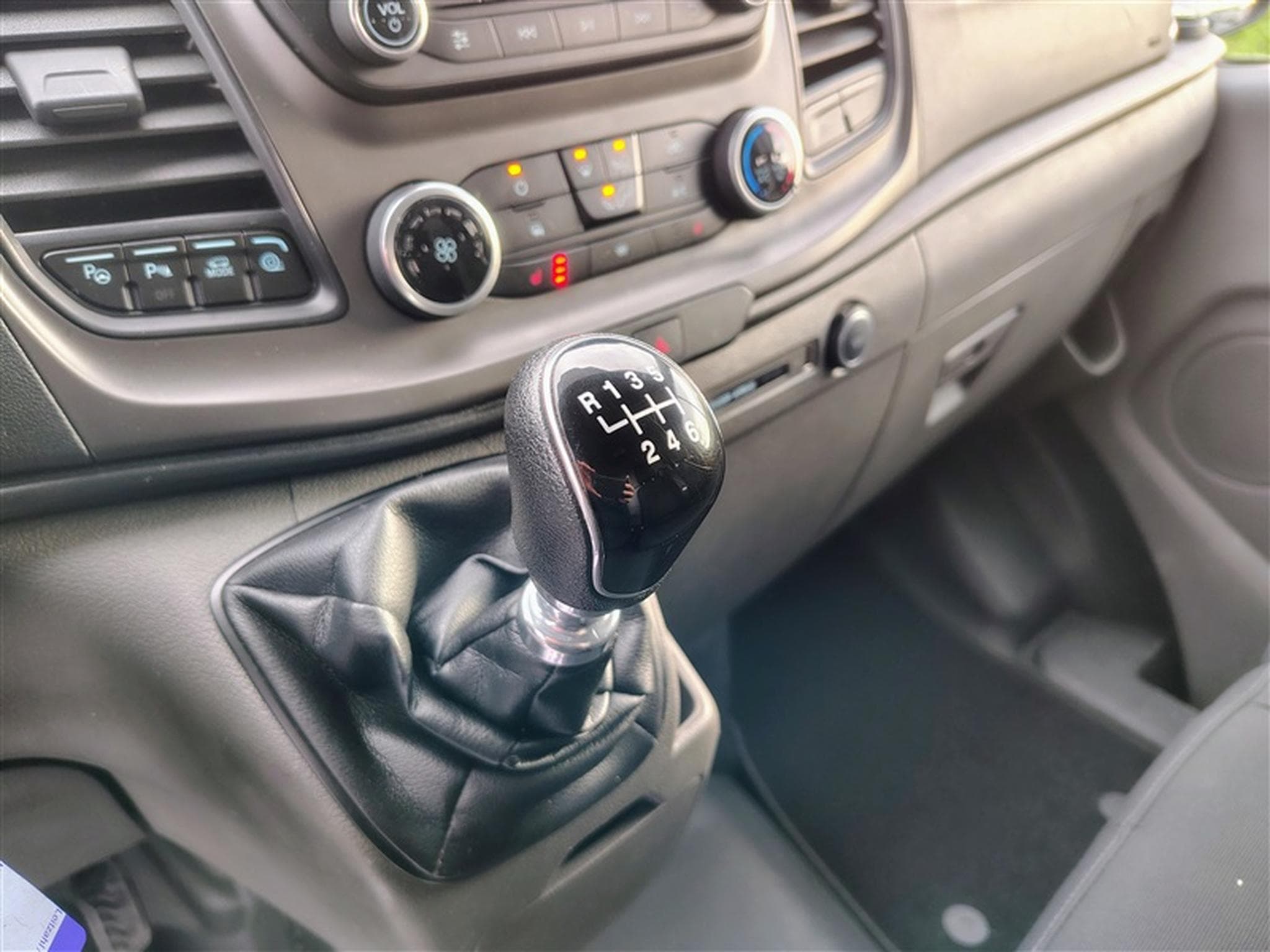 Ford Transit 2.0 TDCi L1H2 CLIM / TEL (2019) - Photo 12