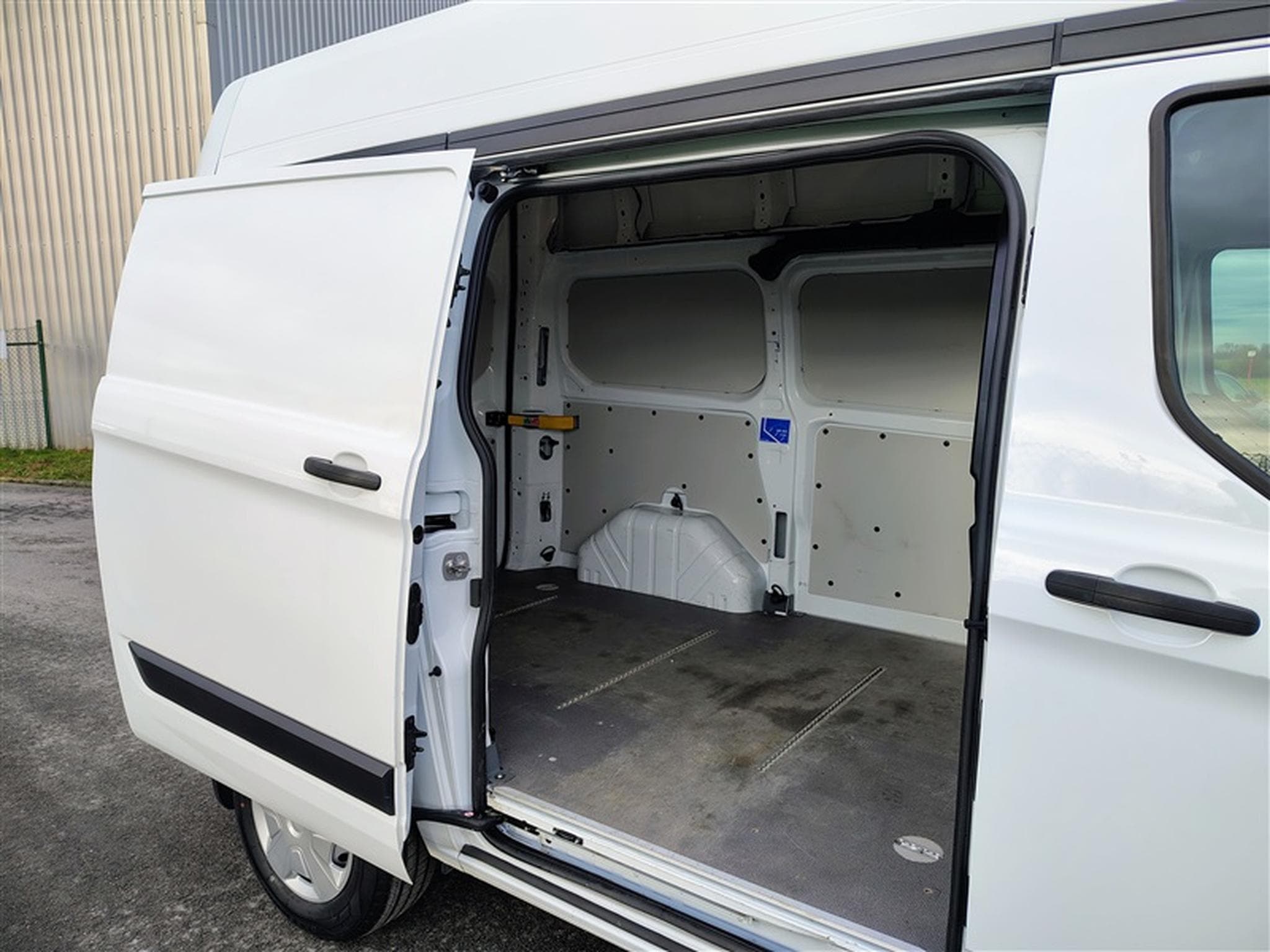 Ford Transit 2.0 TDCi L1H2 CLIM / TEL (2019) - Photo 13