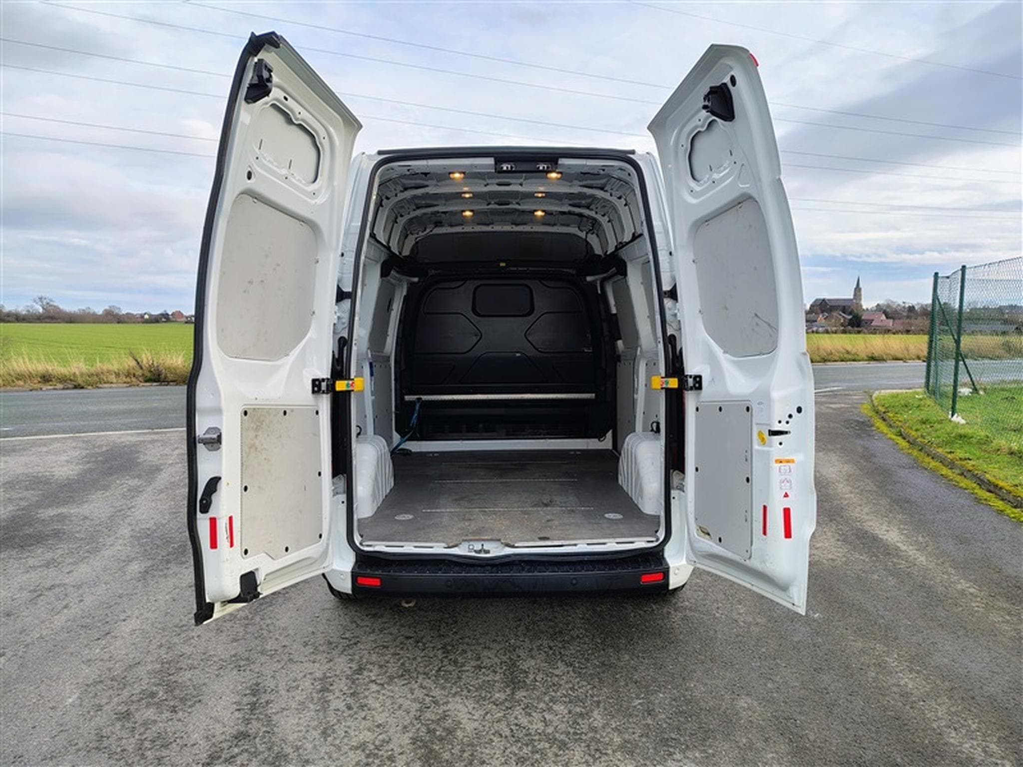 Ford Transit 2.0 TDCi L1H2 CLIM / TEL (2019) - Photo 14