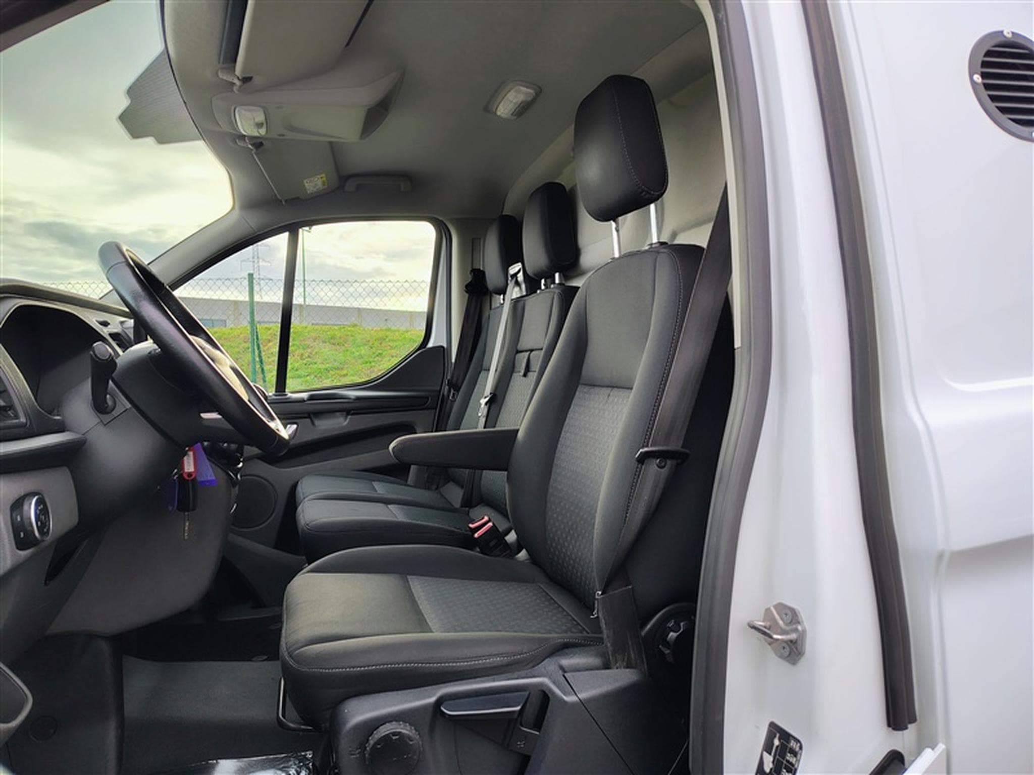 Ford Transit 2.0 TDCi L1H2 CLIM / TEL (2019) - Photo 7