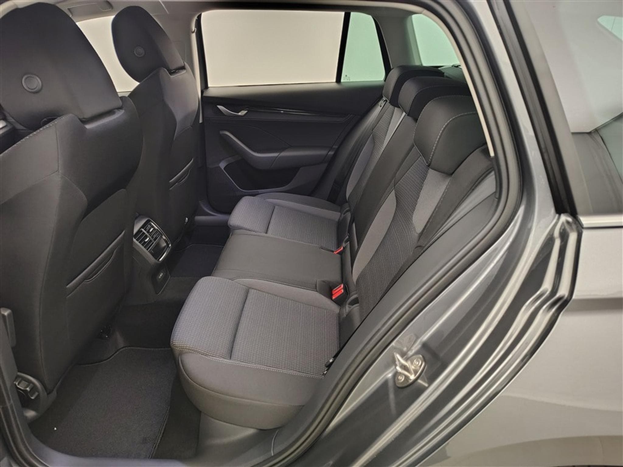 Skoda Octavia 1.5 e-TSi 150cv DSG Selection CARPLAY / FULL LED / CAMERA (2026) - Photo 13