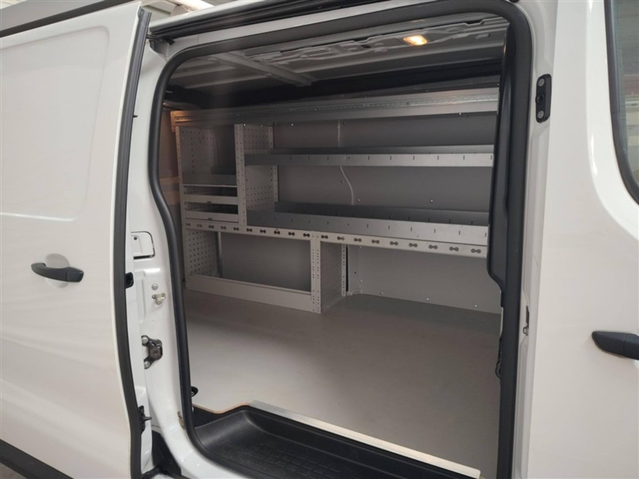 Peugeot Expert 2.0 BlueHDi EAT8 L2 NAVI CLIM / TEL / PDC AV-AR (2023) - Photo 14