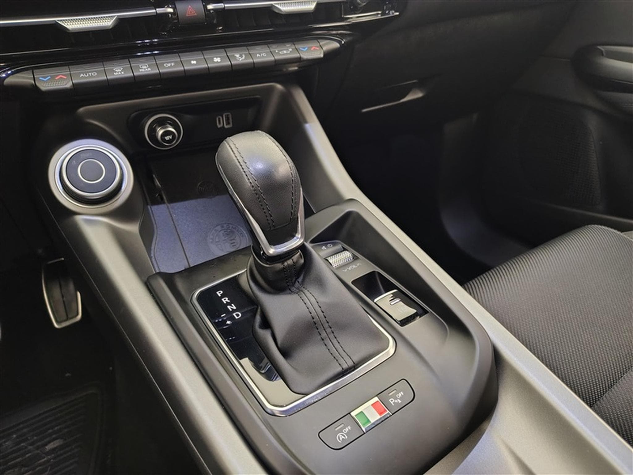 Alfa-Romeo Tonale 1.6 130 TI TCT7 *NAVI/FULL LED/CAM/PDC AV AR/JA18* (2023) - Photo 12