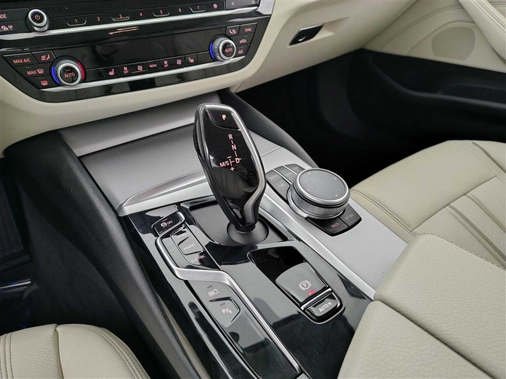 BMW 520 520eA PHEV CUIR/NAVI/FULL LED/JA18/PDC (2021) - Photo 12