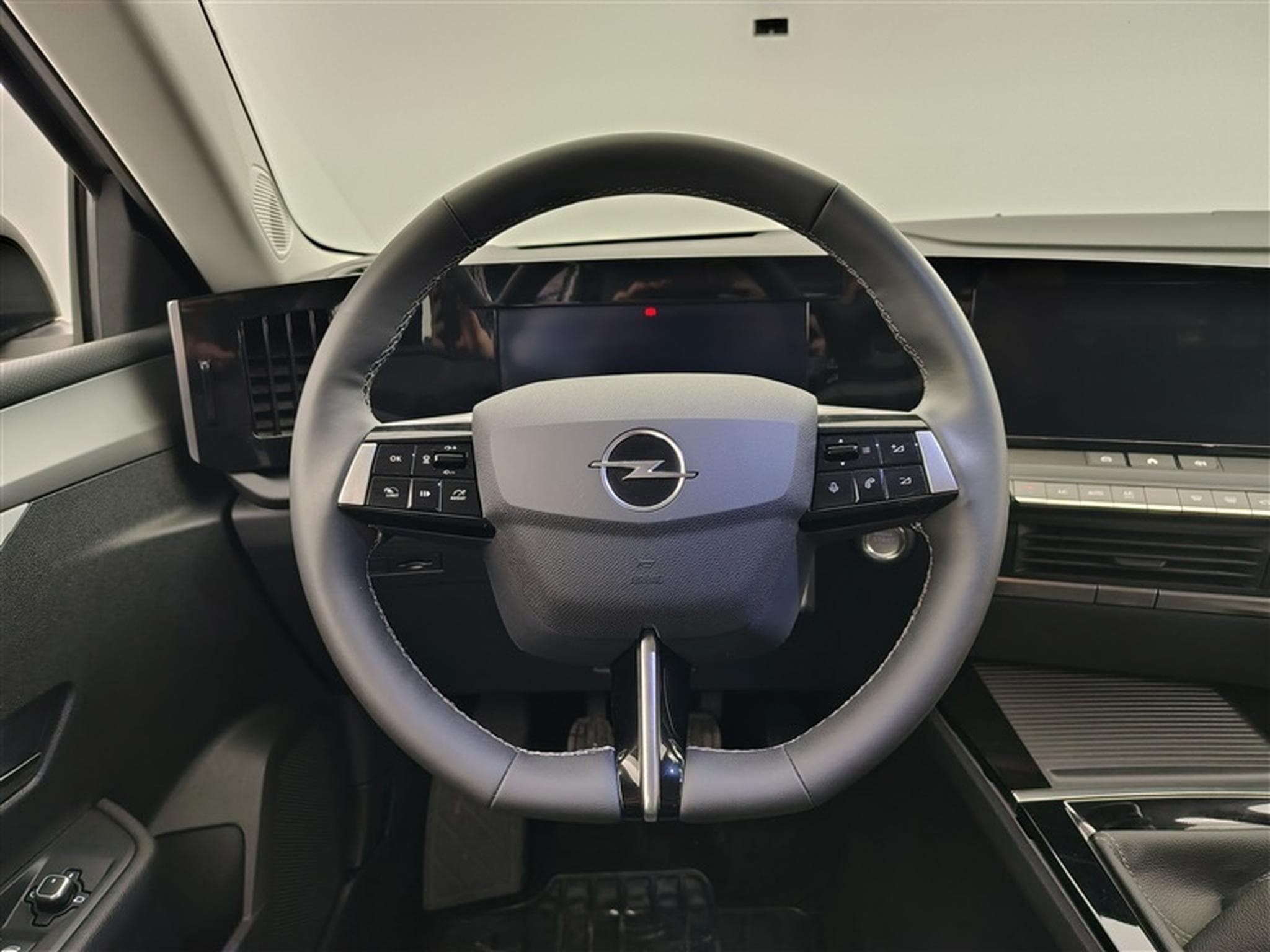 Opel Astra Sports Tourer 1.2 Turbo Edition NAVI / FULL LED / CARPLAY (2024) - Photo 9